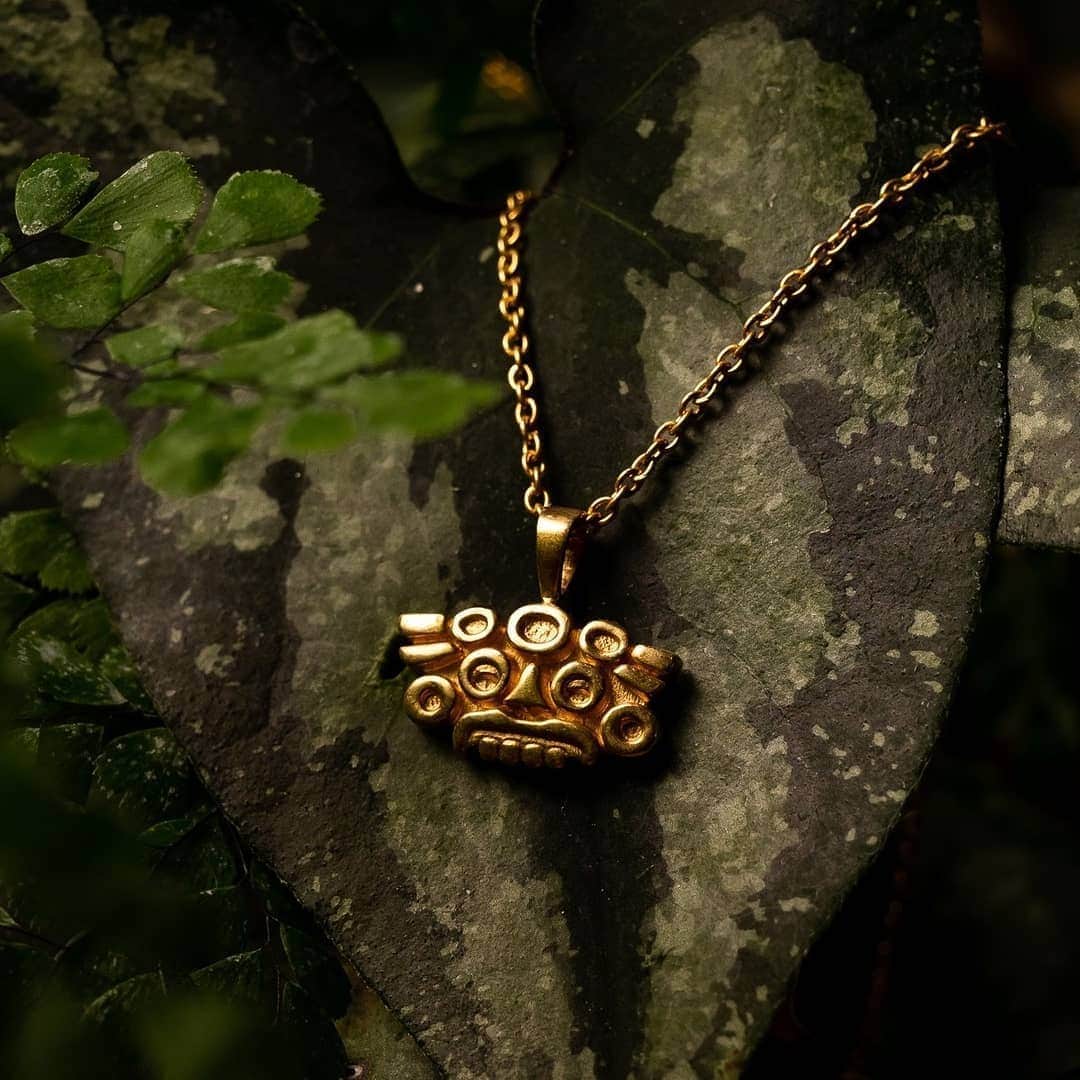 のインスタグラム：「Balmy summer nights and solid gold jewels. New unisex necklace from our zapotec collection. For enquires please e-mail the team at sales@jadejagger.com  #solidgoldwillalwayshold #jadejaggerjewellery #zapotec」