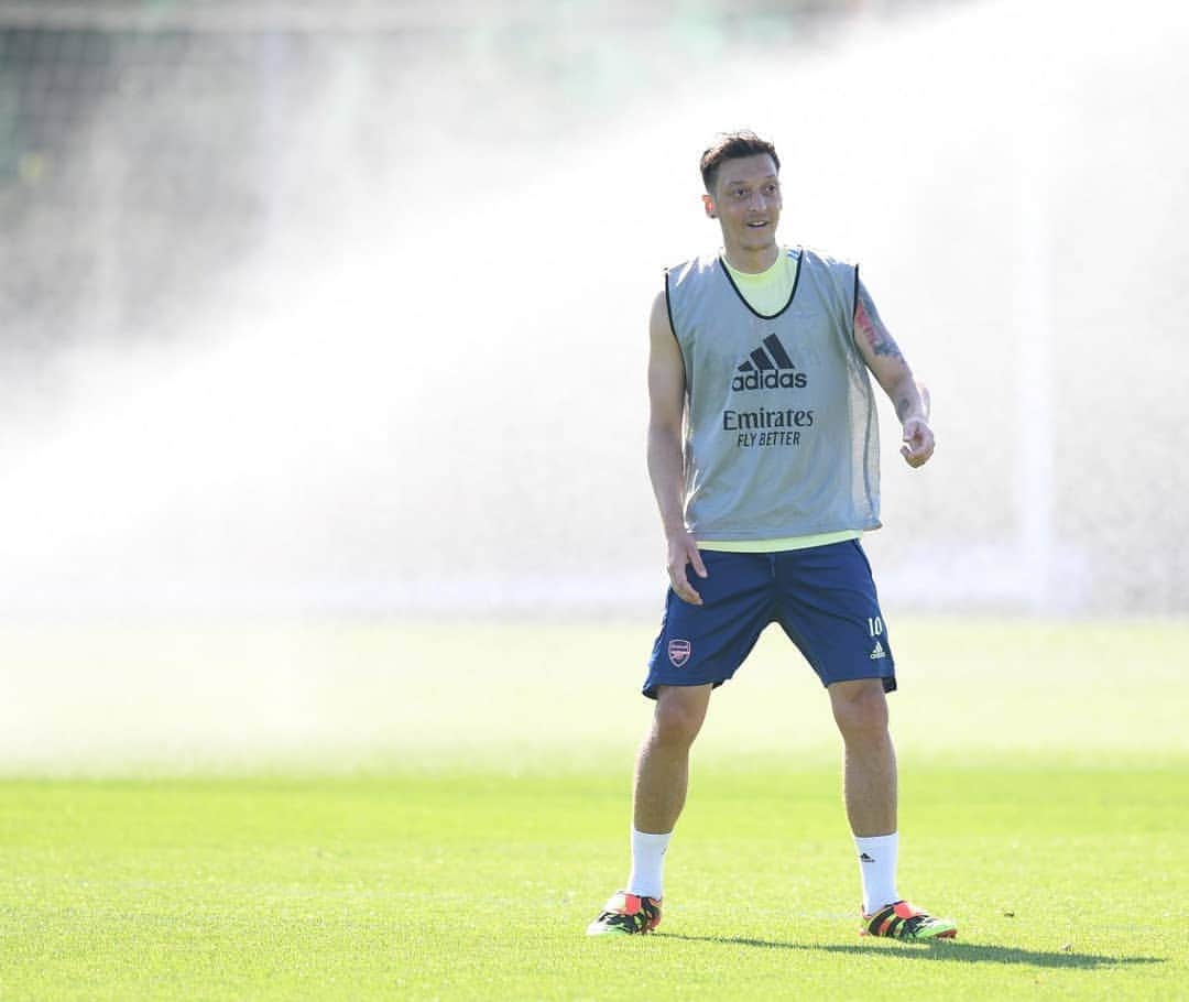 メスト・エジルのインスタグラム：「Important to stay positive in this situation 👊🏼⚽ Let's try everything together to get back on winning ways tomorrow. #WeAreTheArsenal #YaGunnersYa ❤️ #M1Ö #COYG」