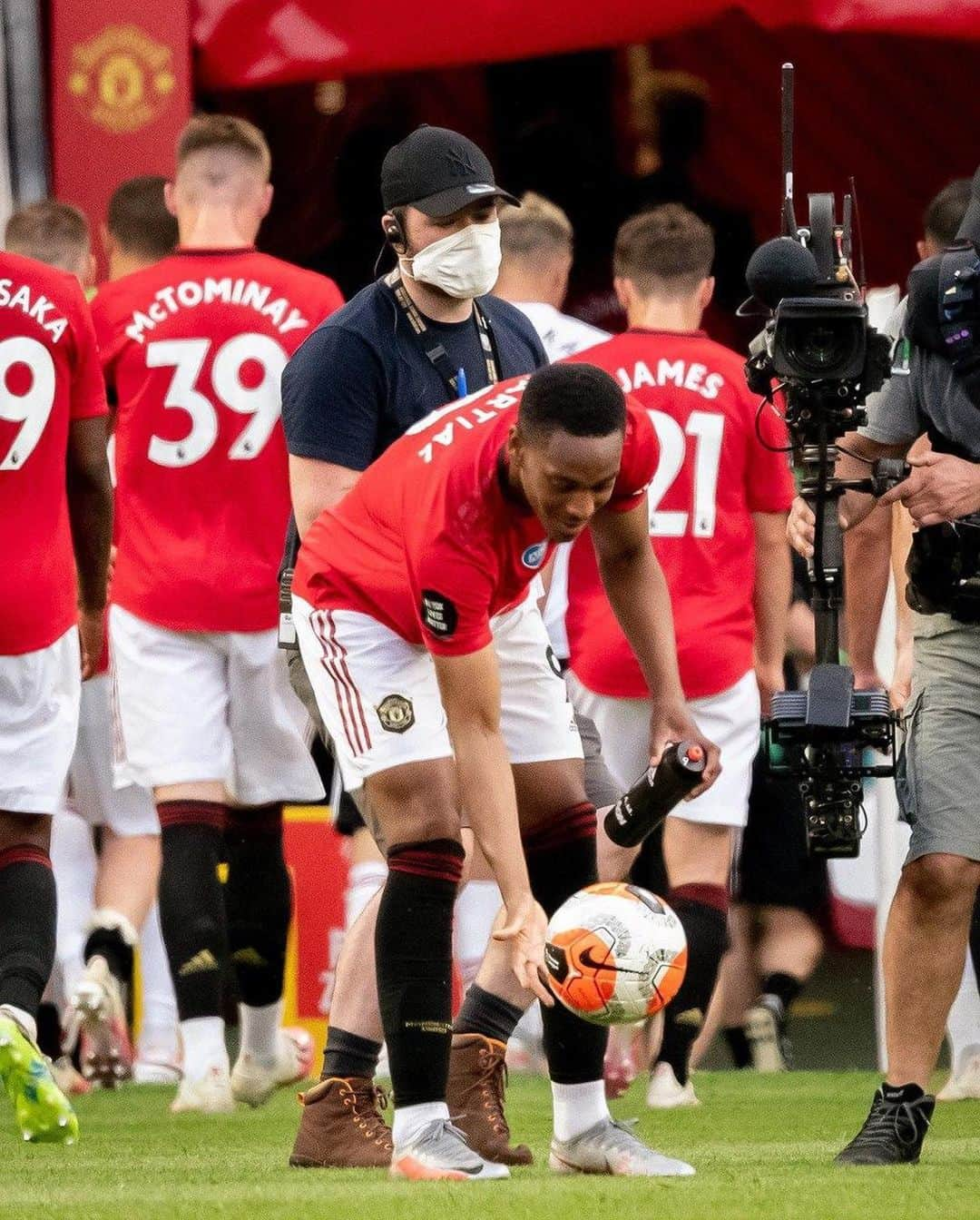 マンチェスター・ユナイテッドさんのインスタグラム写真 - (マンチェスター・ユナイテッドInstagram)「“You’re coming with me, fella!” 😉  #MUFC #Martial #PremierLeague」6月25日 4時33分 - manchesterunited