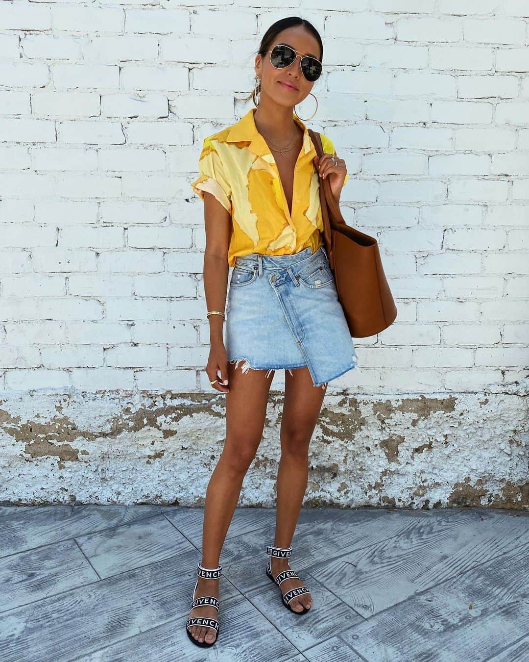 ジュリー・サリニャーナのインスタグラム：「dressed for that LA sunshine. ☀️」