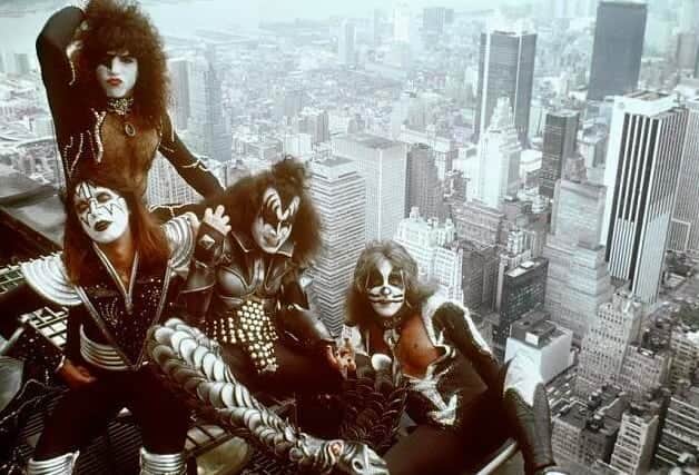 KISSさんのインスタグラム写真 - (KISSInstagram)「#KISSTORY - June 24, 1976 - #KISS' legendary NYC photo shoot with Barry Levine took place. Photos were taken on streets throughout the city, & in stops at Central Park and the Empire State Building, where one of KISS' most iconic photos ever was taken.  Kissonline.com」6月25日 4時51分 - kissonline