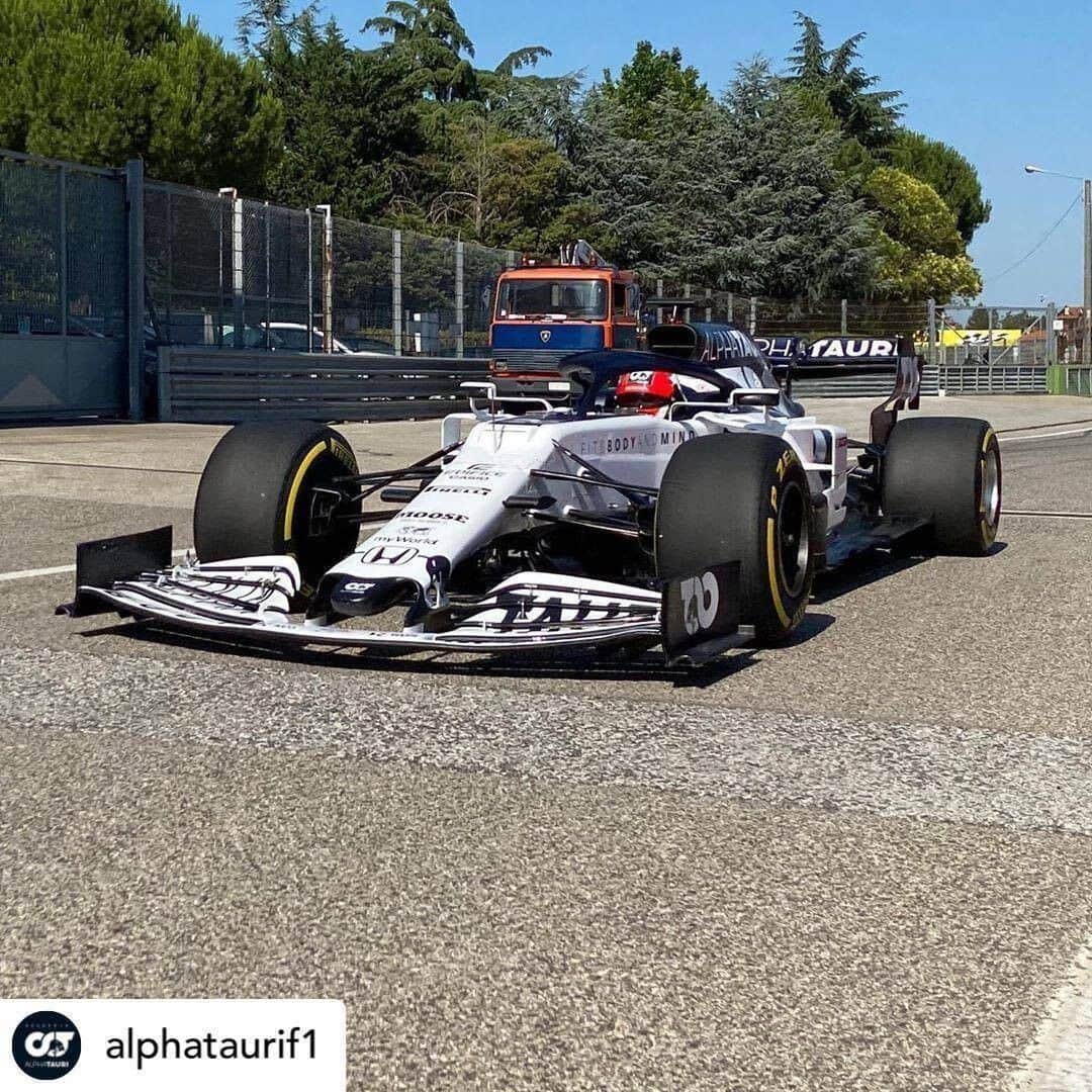F1さんのインスタグラム写真 - (F1Instagram)「Getting a taste of what's to come 😋🍩 Who's excited to see the new @AlphaTauriF1 livery on the grid?! 🙋‍♀️🙋‍♂️⁣ ⁣ The team were at Imola for a filming day, and had some fun along the way! 🎥⁣ ⁣ #Repost x @AlphaTauriF1 ⁣ ⁣ #F1 #Formula1 #Motorsport #Imola #Italy #SanMarino」6月25日 5時03分 - f1