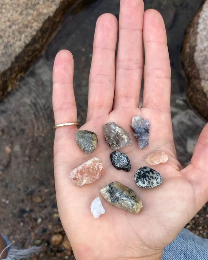 Nicole Mejiaのインスタグラム：「If you don’t connect with nature, are you really connected to yourself? - When you look at a tree, standing proud and tall, don’t you see a reflection of your own strength?  When you stand on the ocean shore, full of wonder and respect for what lurks beneath, does it remind you of your own vast and unexplored internal world?  When you witness the changing colors of fall, or the budding greens of first Spring, do they give you solace in whatever season of life you’re in?  And as you stand in an ancient mountain forest, with a rambunctious river rushing by, do you trust that no matter life’s ebb and flow, you can always find a safe and stable home within yourself? - There’s this presence I get when I am in nature that’s difficult to describe, but I’ll try.  It’s trust and peace.  A feeling of being completely grounded in my body yet equally expansive and connected to what surrounds me.  I’m able to use my mind and thinking as tools, rather than being subject to an onslaught of random, worried, or unorganized thoughts.  It can ignite some deep thinking and require honest self-conversation, but it eventually provides clarity.  It’s seeing the hard truths.  There’s enough room for whatever I’m feeling, and for whatever reason.  I can bear my heart and soul.  There’s awe and appreciation for all that surrounds me.  There’s trust and knowing that I can rely on what’s inside me.  There’s P A U S E. - I find that worry, sadness, and stagnation come when I’m inside, in isolation, and in my head.  All of my breakthroughs and downloads happen in movement—usually walking, and sometimes, in conversations with a few select individuals. (🙏🏼grateful for you.) And those vulnerable moments of true self-acceptance tend to happen when I’m most connected with nature, and thus, most connected to myself. 🧘🏻‍♀️⛰🌊🌳🌸🏜 Do you feel lost and out of touch with yourself?  Go outside and sit under a tree. Drive a road through an open field. Stop and smell the Spring flowers, the sweet mountain air, the salty shore.  Breathe.  If you can’t connect with the natural world, are you failing to see that you are also it?  Go outside and meet yourself.」