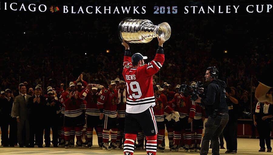 NHLさんのインスタグラム写真 - (NHLInstagram)「No greater feeling than hoisting the #StanleyCup, just ask the @nhlblackhawks. 🙌  Watch @jonathantoews and company's 2015 victory tonight at 8p ET on Facebook, Twitter and YouTube.」6月25日 5時01分 - nhl