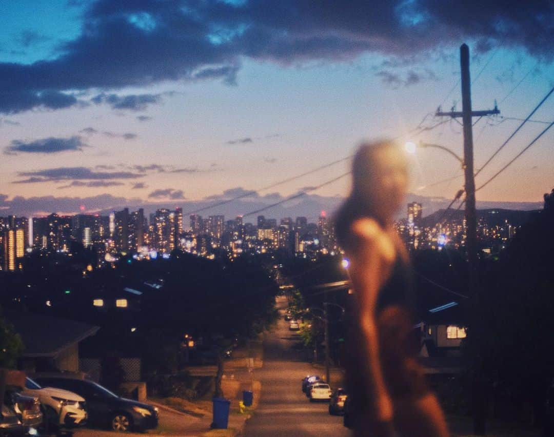 Amanda Kutakaのインスタグラム：「kaimuki dancing during dusk. taking it all in. feeling it all. @alyssawooten」