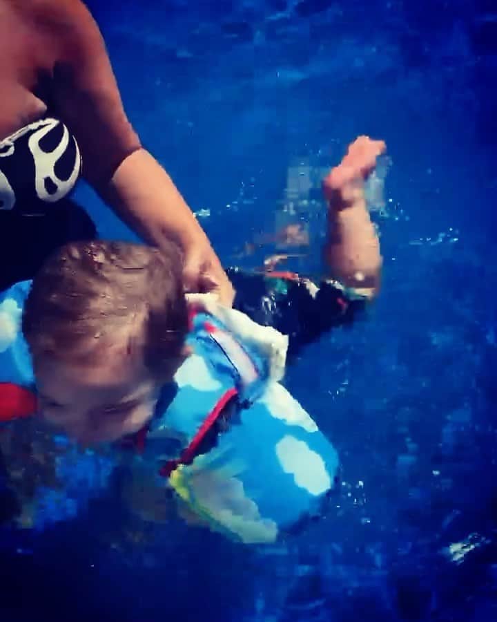 のインスタグラム：「He remembers everything from his baby swimming classes 💙 Go C !」