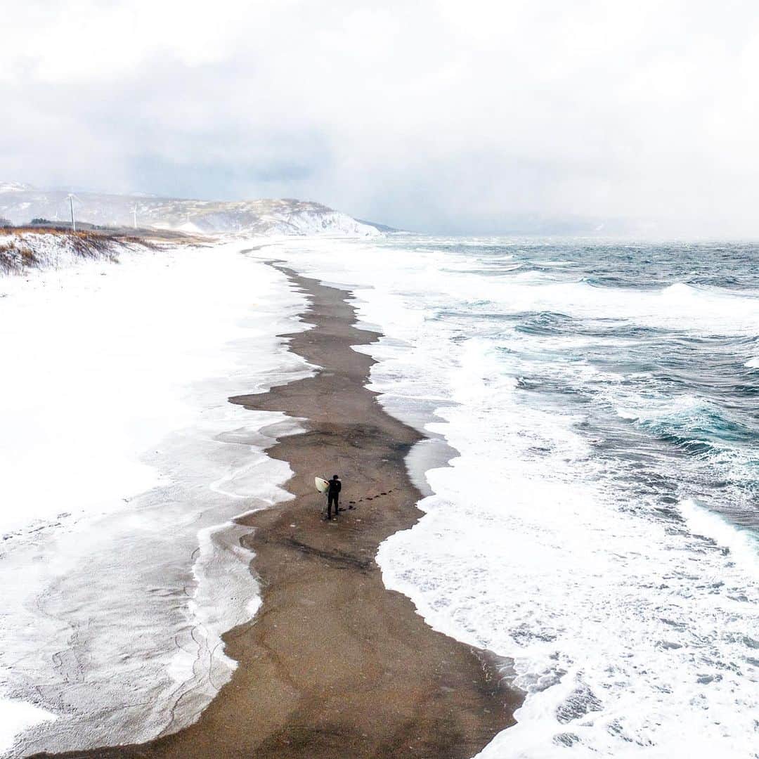 クリス・バーカードのインスタグラム：「It’s in these, “less than ideal” - downright heinous conditions that most of my best photos are created. Flying a drone as it encrusts with ice during a fierce blizzard in Japan is not the perfect scenario for most photos to be created. In fact it’s a great way to ruin your gear. 😂 It’s interesting that, just like our images, we tend to put forth our best efforts in adversity.」