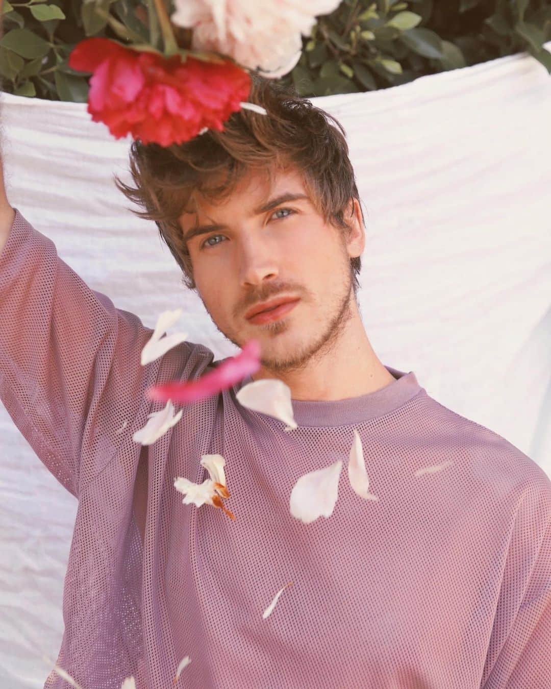 ジョーイ・グレーセッファのインスタグラム：「roses are red 🌹 violets are pretty 💐 feelin like 2020 punched me in the titty 🤨」