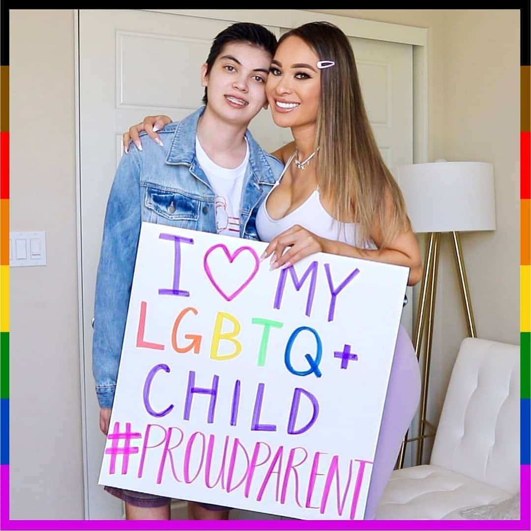 OREOさんのインスタグラム写真 - (OREOInstagram)「Thank you @christinediamore for being the loving #ProudParent that you are and @terrell.and.jarius for showing us what it's like to be raised by one! ❤️ 🌈  Want your own virtual sign? Follow the link in bio to show your support with an AR sign inspired by historic @pflag parents!」6月25日 5時21分 - oreo