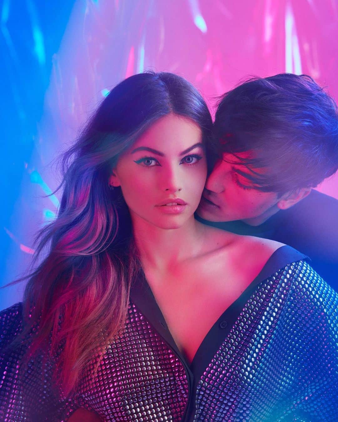 ティラーヌ・ブロンドーのインスタグラム：「This summer, I found the perfect accessory to fit with my party mood! Fresh and sparkling, Amor Amor Love Festival makes me feel more than ready like if the festival season was still on!! ❤️ @cacharelparfums #AmorAmor #cacharelsistas #ad @cacharelparfums」