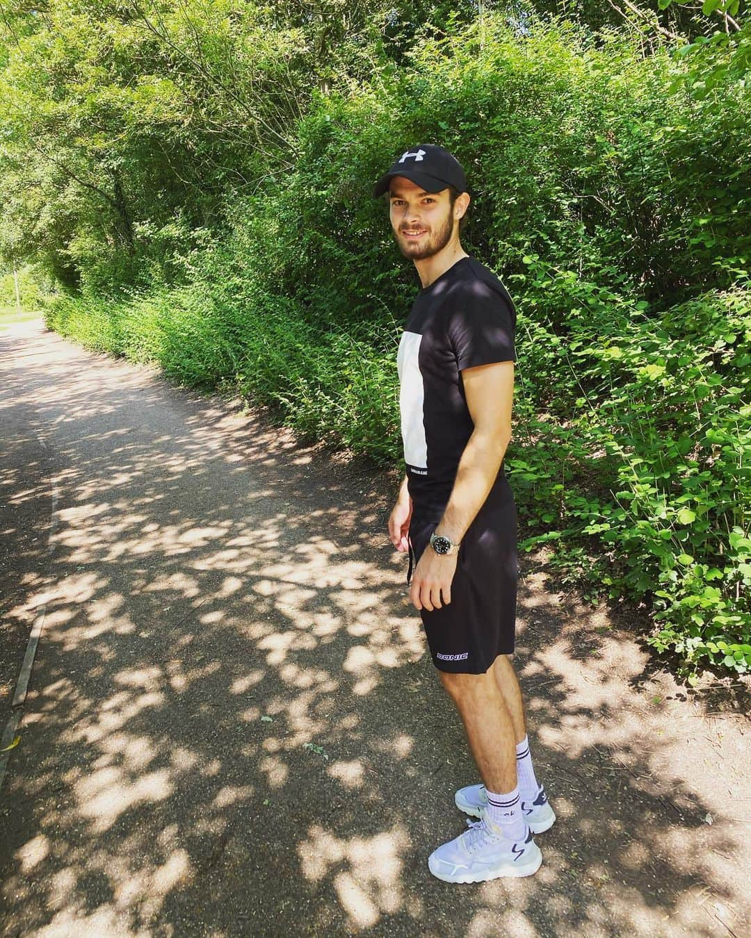 サム・ウォーカーのインスタグラム：「Surprisingly my hay fever stayed away long enough today to get a walk in! 🥵☀️🔥」