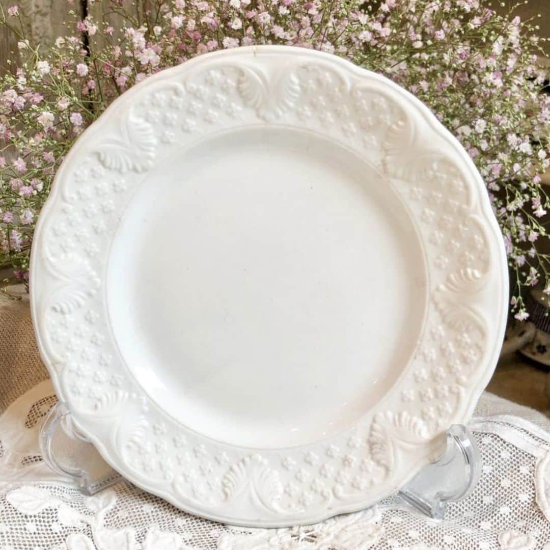 稚野鳥子さんのインスタグラム写真 - (稚野鳥子Instagram)「ショワジールロワの白いレリーフ皿です。 小さなお花のモチーフパターンが上品で素敵なお皿です。 もちろん実用も可能ですがアクセサリー皿に使ったり飾り皿としても素敵ですね♪ 白のレリーフ皿は人気のお品ですのでこの機会にいかがでしょうか？ …sold…  #アンティーク陶器 #アンティークショップ #フランスアンティーク #coisyleroi #brocante #フランス陶器 #白い器が好き #ショワジールロワ　 #toricoloreshop」6月25日 5時30分 - toricolore_shop