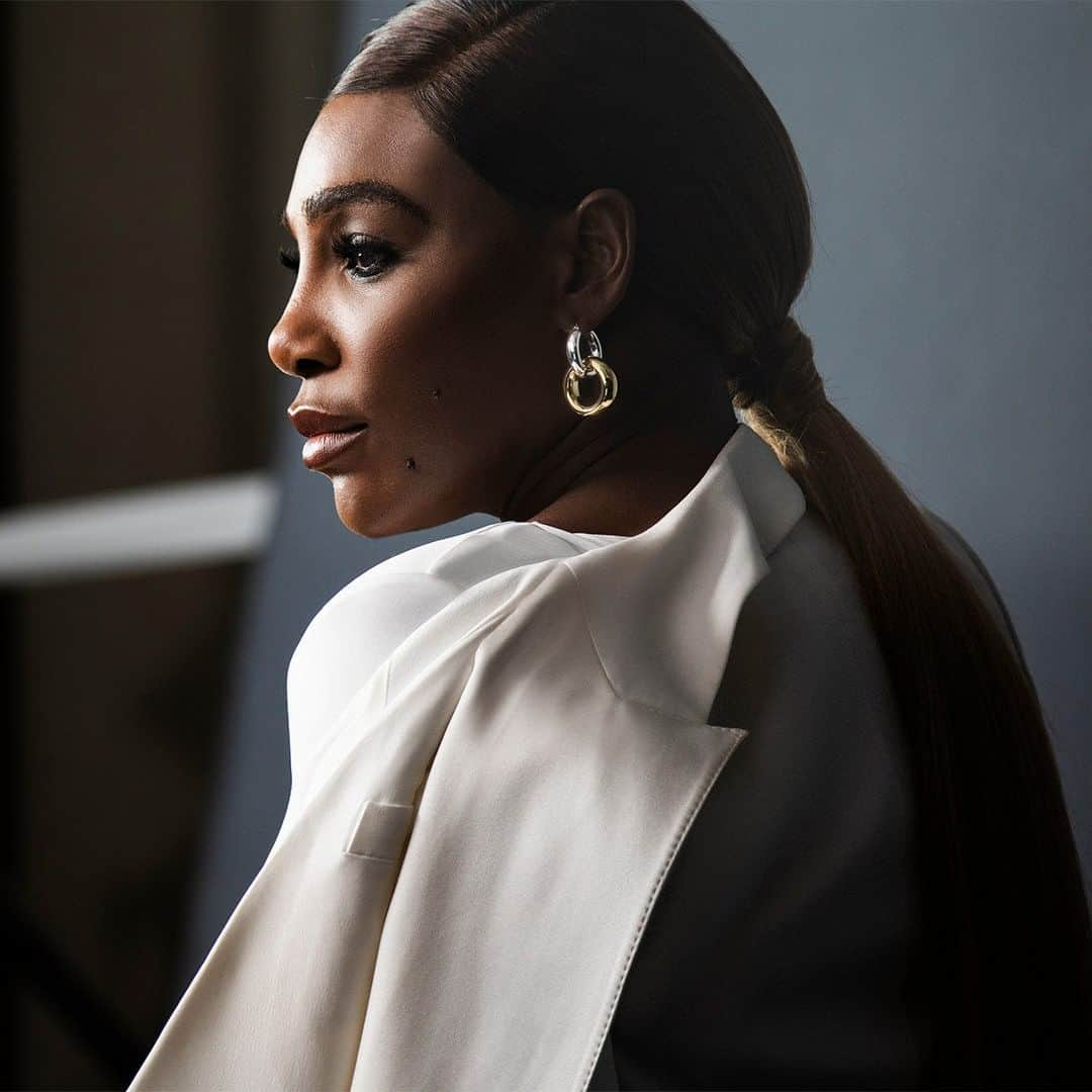 スチュアートワイツマンさんのインスタグラム写真 - (スチュアートワイツマンInstagram)「SW global spokeswoman @serenawilliams stars in our 2020 Campaign, which highlights women as pillars of strength and hope for their communities. #BehindTheScenes she lived this notion with her optimism and confidence shining through at every moment. #SWWomen #SerenaWilliams #StuartWeitzman」6月25日 5時30分 - stuartweitzman