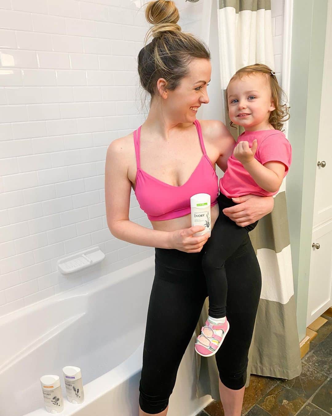 カーリー・ワデルさんのインスタグラム写真 - (カーリー・ワデルInstagram)「Bella decided she wanted to be just like mommy today, down to the workout and outfit. Did we ever make it to the workout? No...because Charlie woke up...BUT running around after a 7 month old and a toddler is a workout in itself. Luckily @ivorysoap has an AMAZING new gentle deodorants so I can keep smelling fresh with scents like hint of chamomile, hint of aloe, and hint of lavender. They are all made without aluminum, baking soda, parabens and phthalates and offer 24 hour odor protection, which means they are mommy approved! As much as I would love a workout, I love these #gentlemoments more ❤️Check out the link in my bio to get yours!」6月25日 5時34分 - carlywad