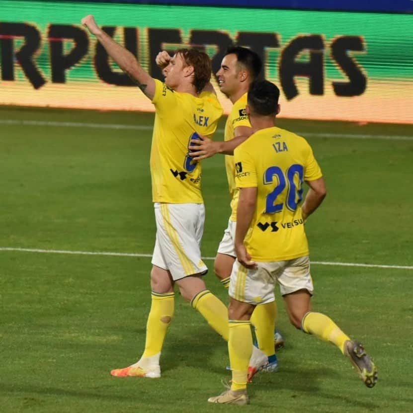 アレハンドロ・フェルナンデス・イグレシアスのインスタグラム：「Líderes en solitario, y dependiendo de nosotros para todo! Mejor imposible 💛💙🏹 #Mehandichoqueelamarillo #AF8 #ÁnimoLuismi」