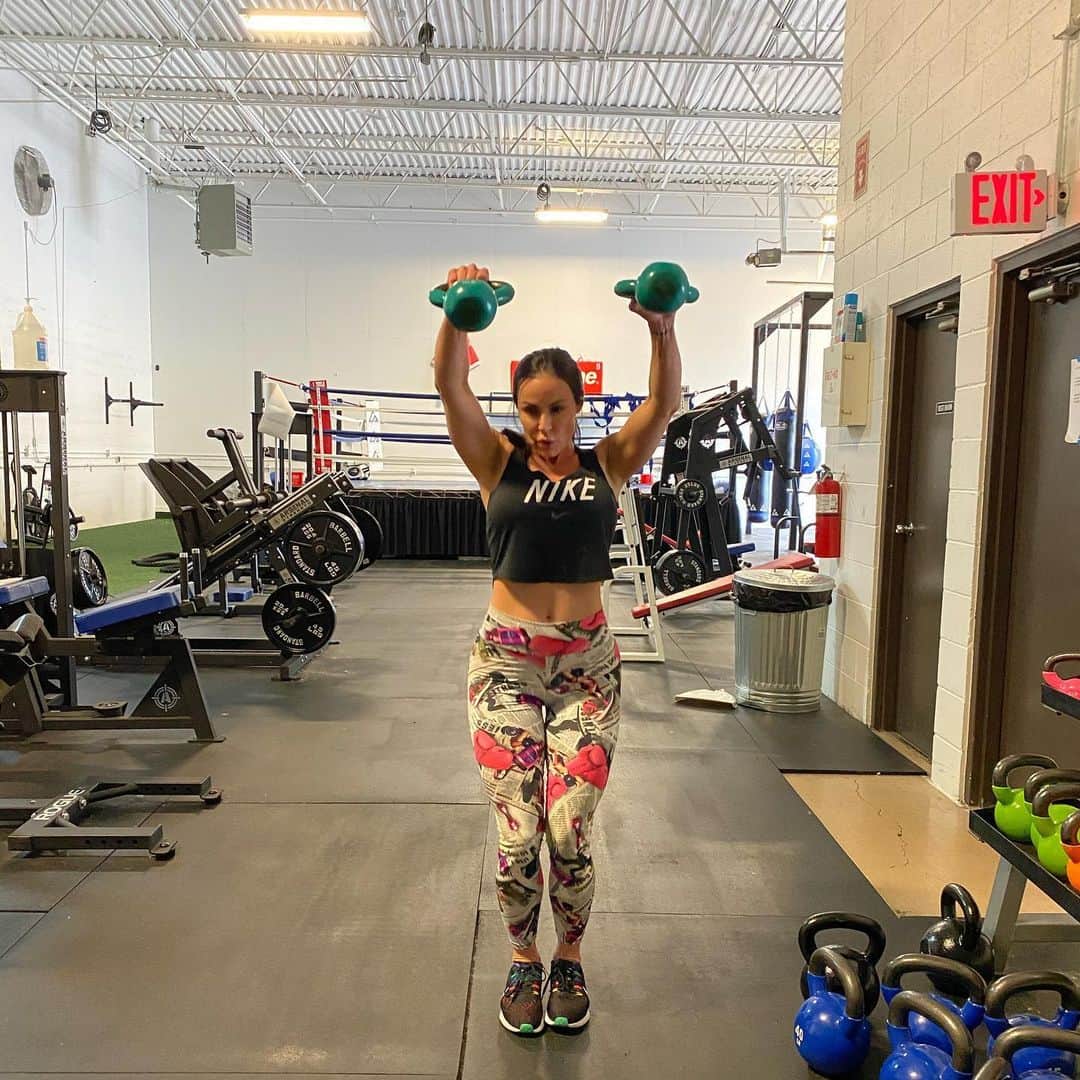 Kendra Lustさんのインスタグラム写真 - (Kendra LustInstagram)「#workoutwednesday 💪🏻 #shoulderworkout #girlswholift are sexy! #gymmotivation #raw #unfiltered #unapologeticallyme」6月25日 5時53分 - kendralust