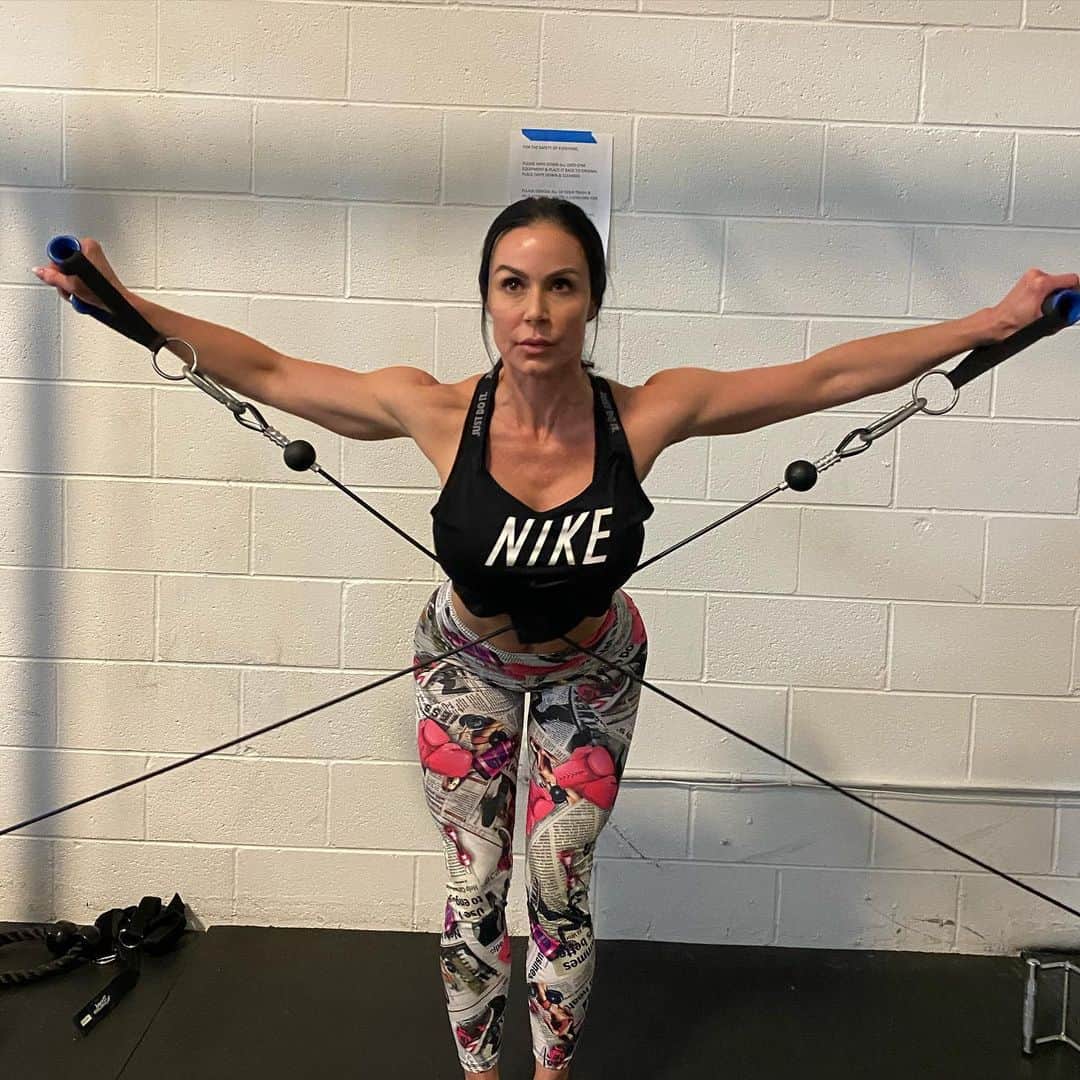 Kendra Lustさんのインスタグラム写真 - (Kendra LustInstagram)「#workoutwednesday 💪🏻 #shoulderworkout #girlswholift are sexy! #gymmotivation #raw #unfiltered #unapologeticallyme」6月25日 5時53分 - kendralust