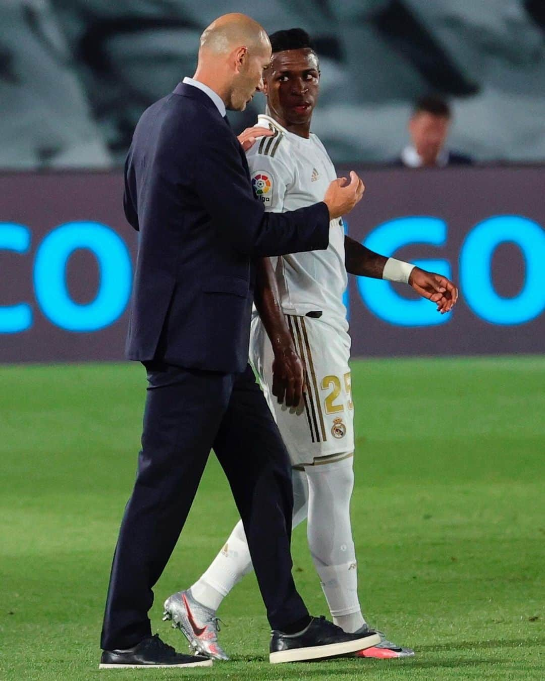 LFPさんのインスタグラム写真 - (LFPInstagram)「👔🤍🎓 The best possible teacher for @viniciusjunior... • 👔🤍🎓 Vinicius Jr. tiene un profesor de lujo... • #Zidane #Vinicius #RealMadrid #RealMadridRCDMallorca #LaLigaSantander #LaLiga」6月25日 5時53分 - laliga