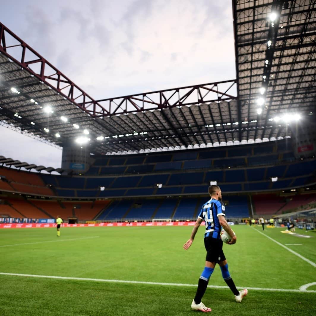 クリスティアーノ・ビラーギのインスタグラム：「Mai soli, anche in una serata storta⚫️🔵 #inter #amala」