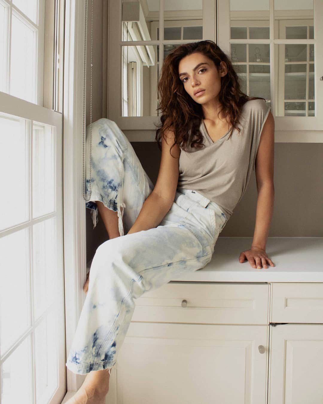 ラグ&ボーンのインスタグラム：「@rubinadyan gets a leg up in the Skater Jean in Oasis - reminiscent of vintage tie dye and SoCal surf-wear. Summer is a state of mind.」
