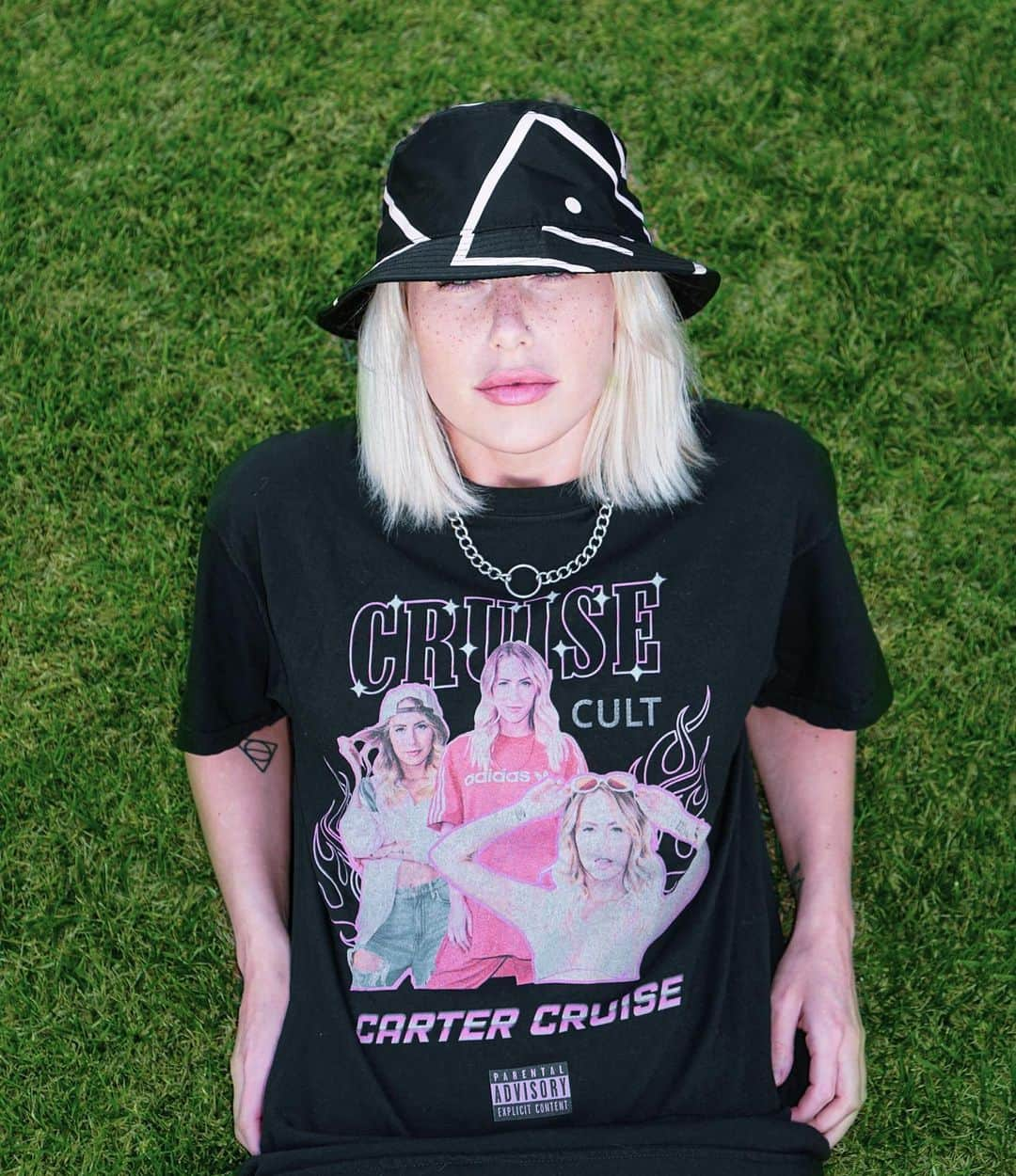 Carter Cruiseさんのインスタグラム写真 - (Carter CruiseInstagram)「NEW MERCH SHIRTS!!!! sorry i’m gonna blow y’all up about these during pre orders bc it helps me know how many of each size to get haha. they are super soft & comfy! i’m wearing a medium here for reference (but personally prefer the large cause y’all know i love the oversized vibez) available in all sizes in both black & white at CRUISECULT.com which you can access through the link in my bio! designed by @natalie__bauman 💕」6月25日 6時10分 - cartercruise