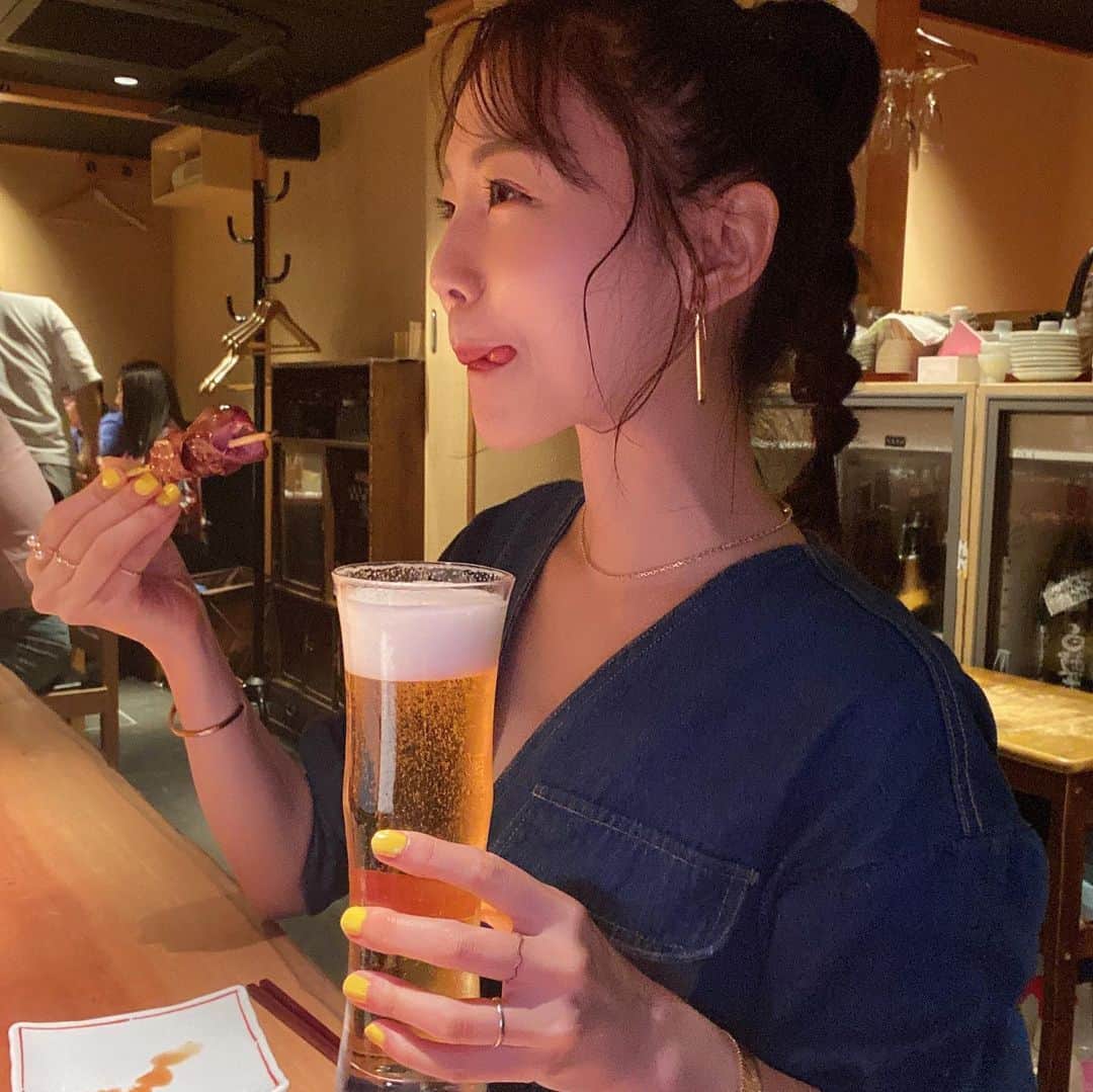 りーまるさんのインスタグラム写真 - (りーまるInstagram)「絶対焼き鳥！絶対美味しいお店！🔥 スワイプしてね▶︎▶︎▶︎ ・ ・ ・ #りーまる #サロモ #サロンモデル #インフルエンサー #フリーモデル#撮影データ #撮影モデル募集 #広告モデル ・ ・ ・ ・ ってステイホーム中ずっと思い続け、 5ヶ月ぶりに外食焼き鳥しました😭🍺💓 ・ ・ @yakitori_miyagawa_yotsuya  は、TBS付近の店舗で 何度かお弁当買って帰るほど 大ファンなんです🙊💓 ・ ・ ちなみに今回頂いたのは 4000円のコース🐥✨ ・ ・ 合間に出てくるお野菜の串も含めて どれも美味しすぎましたが、、 白揚げの唐揚げ、 レバー、ソリレスは ほんっとーーーに美味しかったです🤤💓💓 ・ ・ あとね、 締めの卵かけご飯が凄すぎて！ これだけでもみんなに食べて欲しいです🥺💓 （出汁の入った卵白メレンゲに 焼き鳥のタレに漬け込んだ卵黄乗せてくれるの🐶🤤） ・ ・ 小さな頃から不動の 好きな食べ物ナンバーワンの焼き鳥な故、 文字数多くなってごめんなさい😂🙏 ・ ・ ・ ちなみにお店は 消毒もしっかりしており、 ソーシャルディスタンスもとってるし、 窓もガンガン開けてて開放的でした🙆‍♀️✨ ・ ・ ・ 夕方５時来店&土砂降り雨だったので空いてるかな？ って思ったけど、 しっかりお客様いて 「さすが人気店！」と思いました😳🤩🥰 ・ ・ ・ #りーまるグルメ #飲食店応援  #やきとり宮川  #焼き鳥女子  #四ツ谷グルメ ・ ・ ・ ・ ・ ・ #食べるの好きな人と繋がりたい #美味しいもの好きな人と繋がりたい #飯テログラム #笑顔　#グルメ女子#食いしん坊 #グルメ好きな人と繋がりたい #東京グルメ #たべすたぐらむ #四ツ谷居酒屋 #グルジョ #コラボベース #高級焼き鳥 #日本酒女子 #焼き鳥#デート#テイクアウト @girls_gourmet」6月25日 6時14分 - riii_maru162cm