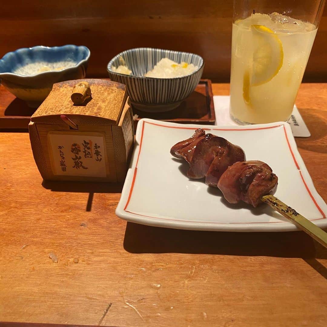 りーまるさんのインスタグラム写真 - (りーまるInstagram)「絶対焼き鳥！絶対美味しいお店！🔥 スワイプしてね▶︎▶︎▶︎ ・ ・ ・ #りーまる #サロモ #サロンモデル #インフルエンサー #フリーモデル#撮影データ #撮影モデル募集 #広告モデル ・ ・ ・ ・ ってステイホーム中ずっと思い続け、 5ヶ月ぶりに外食焼き鳥しました😭🍺💓 ・ ・ @yakitori_miyagawa_yotsuya  は、TBS付近の店舗で 何度かお弁当買って帰るほど 大ファンなんです🙊💓 ・ ・ ちなみに今回頂いたのは 4000円のコース🐥✨ ・ ・ 合間に出てくるお野菜の串も含めて どれも美味しすぎましたが、、 白揚げの唐揚げ、 レバー、ソリレスは ほんっとーーーに美味しかったです🤤💓💓 ・ ・ あとね、 締めの卵かけご飯が凄すぎて！ これだけでもみんなに食べて欲しいです🥺💓 （出汁の入った卵白メレンゲに 焼き鳥のタレに漬け込んだ卵黄乗せてくれるの🐶🤤） ・ ・ 小さな頃から不動の 好きな食べ物ナンバーワンの焼き鳥な故、 文字数多くなってごめんなさい😂🙏 ・ ・ ・ ちなみにお店は 消毒もしっかりしており、 ソーシャルディスタンスもとってるし、 窓もガンガン開けてて開放的でした🙆‍♀️✨ ・ ・ ・ 夕方５時来店&土砂降り雨だったので空いてるかな？ って思ったけど、 しっかりお客様いて 「さすが人気店！」と思いました😳🤩🥰 ・ ・ ・ #りーまるグルメ #飲食店応援  #やきとり宮川  #焼き鳥女子  #四ツ谷グルメ ・ ・ ・ ・ ・ ・ #食べるの好きな人と繋がりたい #美味しいもの好きな人と繋がりたい #飯テログラム #笑顔　#グルメ女子#食いしん坊 #グルメ好きな人と繋がりたい #東京グルメ #たべすたぐらむ #四ツ谷居酒屋 #グルジョ #コラボベース #高級焼き鳥 #日本酒女子 #焼き鳥#デート#テイクアウト @girls_gourmet」6月25日 6時14分 - riii_maru162cm