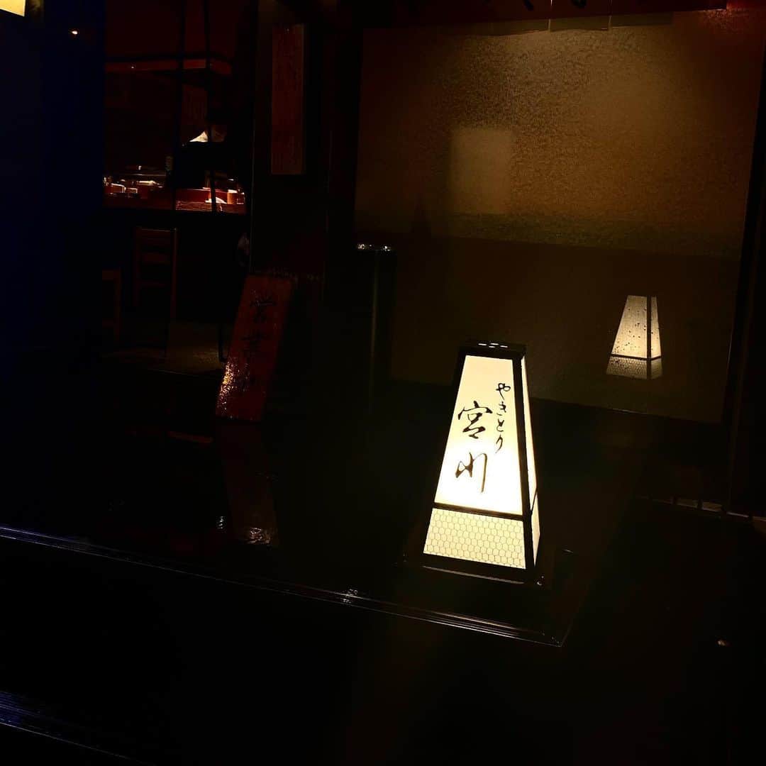 りーまるさんのインスタグラム写真 - (りーまるInstagram)「絶対焼き鳥！絶対美味しいお店！🔥 スワイプしてね▶︎▶︎▶︎ ・ ・ ・ #りーまる #サロモ #サロンモデル #インフルエンサー #フリーモデル#撮影データ #撮影モデル募集 #広告モデル ・ ・ ・ ・ ってステイホーム中ずっと思い続け、 5ヶ月ぶりに外食焼き鳥しました😭🍺💓 ・ ・ @yakitori_miyagawa_yotsuya  は、TBS付近の店舗で 何度かお弁当買って帰るほど 大ファンなんです🙊💓 ・ ・ ちなみに今回頂いたのは 4000円のコース🐥✨ ・ ・ 合間に出てくるお野菜の串も含めて どれも美味しすぎましたが、、 白揚げの唐揚げ、 レバー、ソリレスは ほんっとーーーに美味しかったです🤤💓💓 ・ ・ あとね、 締めの卵かけご飯が凄すぎて！ これだけでもみんなに食べて欲しいです🥺💓 （出汁の入った卵白メレンゲに 焼き鳥のタレに漬け込んだ卵黄乗せてくれるの🐶🤤） ・ ・ 小さな頃から不動の 好きな食べ物ナンバーワンの焼き鳥な故、 文字数多くなってごめんなさい😂🙏 ・ ・ ・ ちなみにお店は 消毒もしっかりしており、 ソーシャルディスタンスもとってるし、 窓もガンガン開けてて開放的でした🙆‍♀️✨ ・ ・ ・ 夕方５時来店&土砂降り雨だったので空いてるかな？ って思ったけど、 しっかりお客様いて 「さすが人気店！」と思いました😳🤩🥰 ・ ・ ・ #りーまるグルメ #飲食店応援  #やきとり宮川  #焼き鳥女子  #四ツ谷グルメ ・ ・ ・ ・ ・ ・ #食べるの好きな人と繋がりたい #美味しいもの好きな人と繋がりたい #飯テログラム #笑顔　#グルメ女子#食いしん坊 #グルメ好きな人と繋がりたい #東京グルメ #たべすたぐらむ #四ツ谷居酒屋 #グルジョ #コラボベース #高級焼き鳥 #日本酒女子 #焼き鳥#デート#テイクアウト @girls_gourmet」6月25日 6時14分 - riii_maru162cm