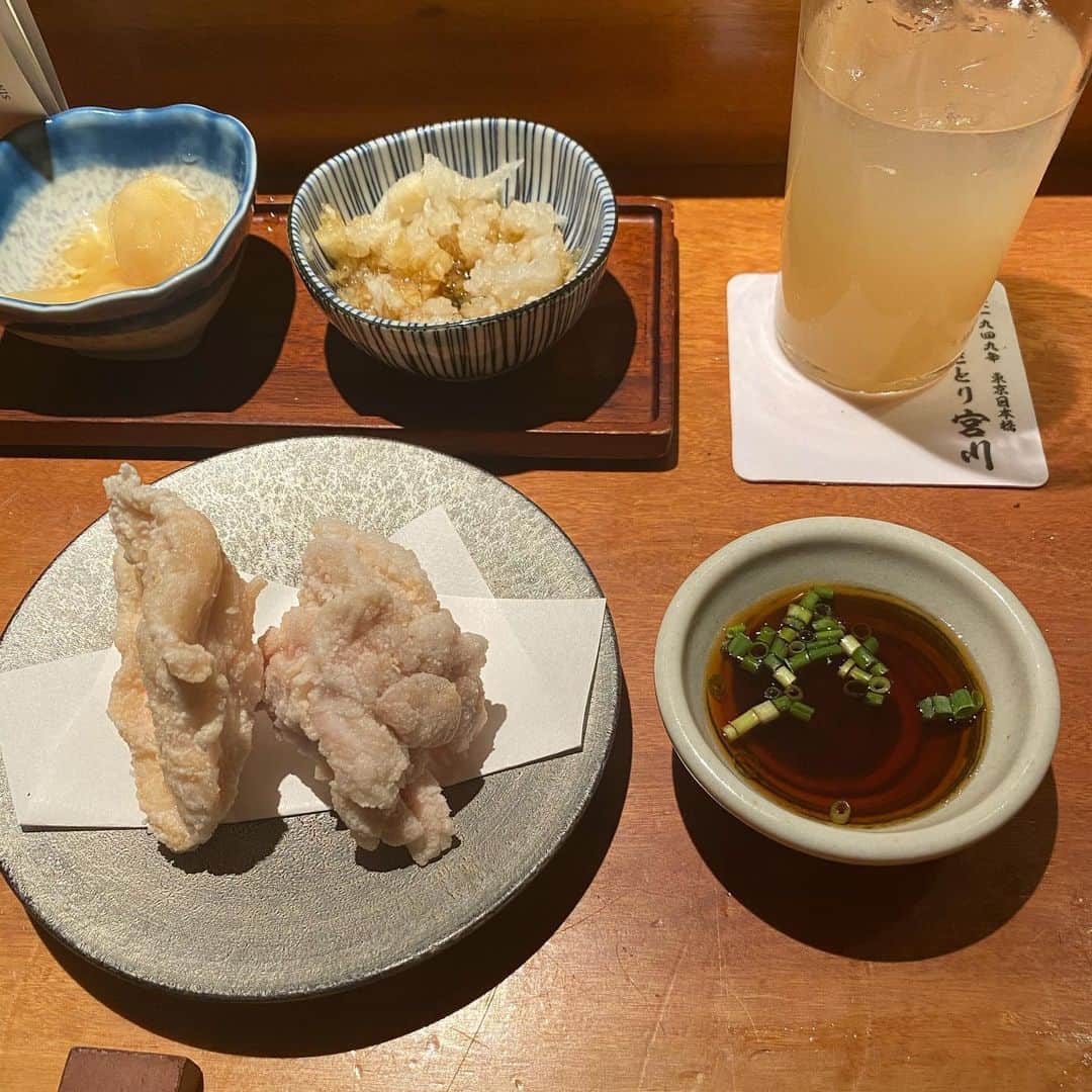 りーまるさんのインスタグラム写真 - (りーまるInstagram)「絶対焼き鳥！絶対美味しいお店！🔥 スワイプしてね▶︎▶︎▶︎ ・ ・ ・ #りーまる #サロモ #サロンモデル #インフルエンサー #フリーモデル#撮影データ #撮影モデル募集 #広告モデル ・ ・ ・ ・ ってステイホーム中ずっと思い続け、 5ヶ月ぶりに外食焼き鳥しました😭🍺💓 ・ ・ @yakitori_miyagawa_yotsuya  は、TBS付近の店舗で 何度かお弁当買って帰るほど 大ファンなんです🙊💓 ・ ・ ちなみに今回頂いたのは 4000円のコース🐥✨ ・ ・ 合間に出てくるお野菜の串も含めて どれも美味しすぎましたが、、 白揚げの唐揚げ、 レバー、ソリレスは ほんっとーーーに美味しかったです🤤💓💓 ・ ・ あとね、 締めの卵かけご飯が凄すぎて！ これだけでもみんなに食べて欲しいです🥺💓 （出汁の入った卵白メレンゲに 焼き鳥のタレに漬け込んだ卵黄乗せてくれるの🐶🤤） ・ ・ 小さな頃から不動の 好きな食べ物ナンバーワンの焼き鳥な故、 文字数多くなってごめんなさい😂🙏 ・ ・ ・ ちなみにお店は 消毒もしっかりしており、 ソーシャルディスタンスもとってるし、 窓もガンガン開けてて開放的でした🙆‍♀️✨ ・ ・ ・ 夕方５時来店&土砂降り雨だったので空いてるかな？ って思ったけど、 しっかりお客様いて 「さすが人気店！」と思いました😳🤩🥰 ・ ・ ・ #りーまるグルメ #飲食店応援  #やきとり宮川  #焼き鳥女子  #四ツ谷グルメ ・ ・ ・ ・ ・ ・ #食べるの好きな人と繋がりたい #美味しいもの好きな人と繋がりたい #飯テログラム #笑顔　#グルメ女子#食いしん坊 #グルメ好きな人と繋がりたい #東京グルメ #たべすたぐらむ #四ツ谷居酒屋 #グルジョ #コラボベース #高級焼き鳥 #日本酒女子 #焼き鳥#デート#テイクアウト @girls_gourmet」6月25日 6時14分 - riii_maru162cm