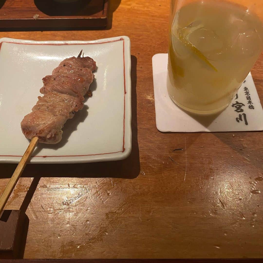 りーまるさんのインスタグラム写真 - (りーまるInstagram)「絶対焼き鳥！絶対美味しいお店！🔥 スワイプしてね▶︎▶︎▶︎ ・ ・ ・ #りーまる #サロモ #サロンモデル #インフルエンサー #フリーモデル#撮影データ #撮影モデル募集 #広告モデル ・ ・ ・ ・ ってステイホーム中ずっと思い続け、 5ヶ月ぶりに外食焼き鳥しました😭🍺💓 ・ ・ @yakitori_miyagawa_yotsuya  は、TBS付近の店舗で 何度かお弁当買って帰るほど 大ファンなんです🙊💓 ・ ・ ちなみに今回頂いたのは 4000円のコース🐥✨ ・ ・ 合間に出てくるお野菜の串も含めて どれも美味しすぎましたが、、 白揚げの唐揚げ、 レバー、ソリレスは ほんっとーーーに美味しかったです🤤💓💓 ・ ・ あとね、 締めの卵かけご飯が凄すぎて！ これだけでもみんなに食べて欲しいです🥺💓 （出汁の入った卵白メレンゲに 焼き鳥のタレに漬け込んだ卵黄乗せてくれるの🐶🤤） ・ ・ 小さな頃から不動の 好きな食べ物ナンバーワンの焼き鳥な故、 文字数多くなってごめんなさい😂🙏 ・ ・ ・ ちなみにお店は 消毒もしっかりしており、 ソーシャルディスタンスもとってるし、 窓もガンガン開けてて開放的でした🙆‍♀️✨ ・ ・ ・ 夕方５時来店&土砂降り雨だったので空いてるかな？ って思ったけど、 しっかりお客様いて 「さすが人気店！」と思いました😳🤩🥰 ・ ・ ・ #りーまるグルメ #飲食店応援  #やきとり宮川  #焼き鳥女子  #四ツ谷グルメ ・ ・ ・ ・ ・ ・ #食べるの好きな人と繋がりたい #美味しいもの好きな人と繋がりたい #飯テログラム #笑顔　#グルメ女子#食いしん坊 #グルメ好きな人と繋がりたい #東京グルメ #たべすたぐらむ #四ツ谷居酒屋 #グルジョ #コラボベース #高級焼き鳥 #日本酒女子 #焼き鳥#デート#テイクアウト @girls_gourmet」6月25日 6時14分 - riii_maru162cm