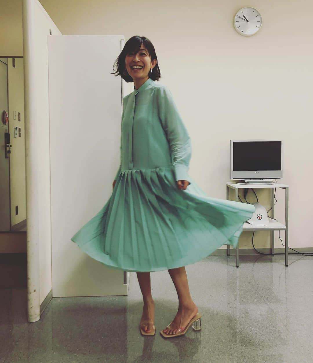 小野真弓さんのインスタグラム写真 - (小野真弓Instagram)「おはようございます☔️ 今朝は起き抜けに大きめな地震でした。 改めて、色々と気をつけないと(>_<)と思う朝です⚡️ 災害時、家でみんな一緒ならまだ安心ですが🐶🐶🙋‍♀️ もしも仕事中だったら、移動中だったら、などなど 色々仮定してみると恐ろし過ぎます。 気をつける事が沢山ですが、 今日も元気に過ごせますように🍀 良い一日を(о´∀`о) 写真は昨日の衣装です👗✨ #収録#ミントグリーン#ワンピース#衣装 #チワマル#ハルくん#トマトはボール#家庭菜園#庭活#地震#震度3か4でした#千葉暮らし#犬との暮らし#ハナちゃんそそくさ家の中へ 今朝の収穫は、プチトマト一個。 やったー！赤いボール！(*ﾟ∀ﾟ*)🍅✨ ハルくん、くわえて走り回ってます🐶 潰れると、ぺっ💨ハルくんの日課。 最後は良く洗って、ハナ姉ちゃんとかーさんが食べます😋これも日課✌️」6月25日 6時20分 - hanaharuaroi