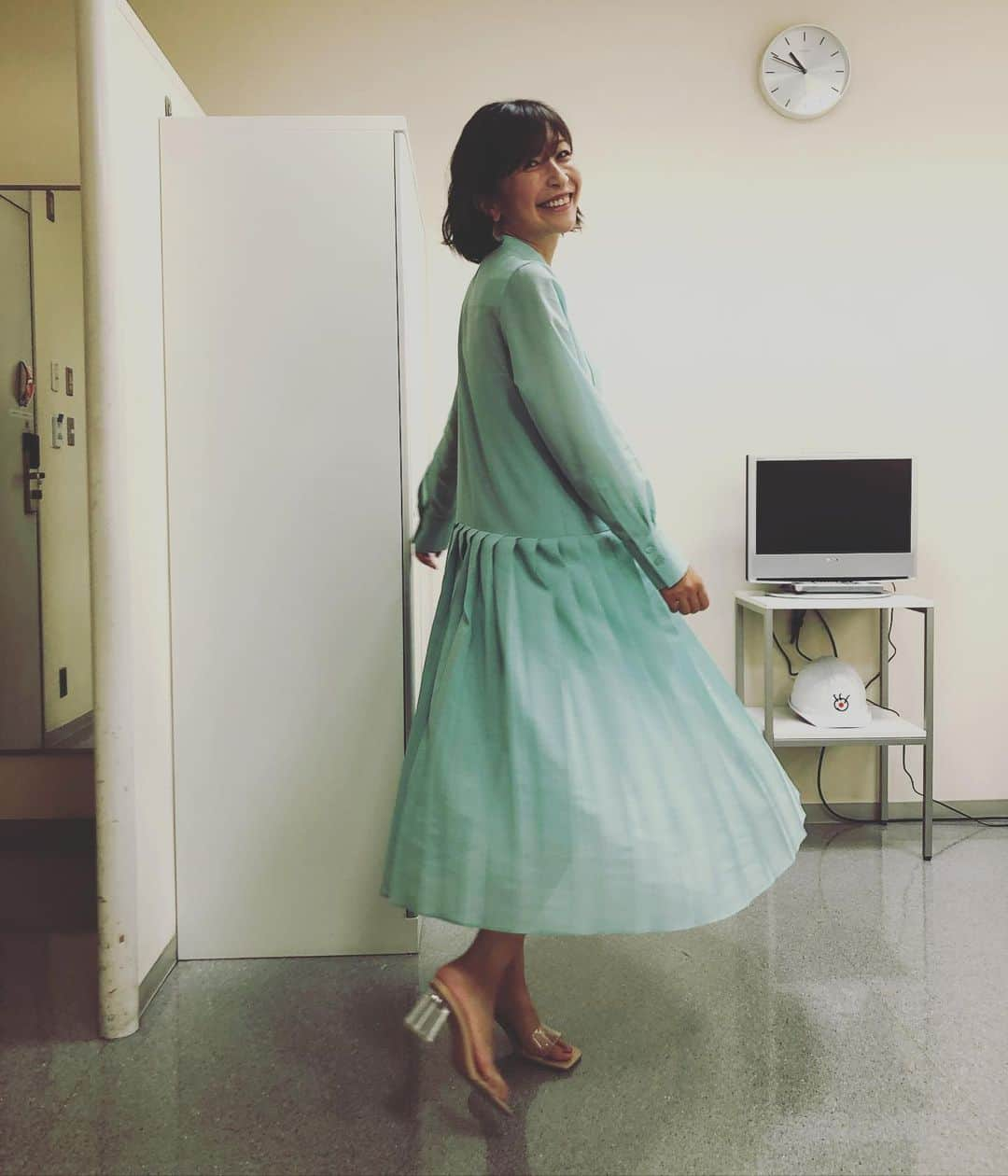 小野真弓さんのインスタグラム写真 - (小野真弓Instagram)「おはようございます☔️ 今朝は起き抜けに大きめな地震でした。 改めて、色々と気をつけないと(>_<)と思う朝です⚡️ 災害時、家でみんな一緒ならまだ安心ですが🐶🐶🙋‍♀️ もしも仕事中だったら、移動中だったら、などなど 色々仮定してみると恐ろし過ぎます。 気をつける事が沢山ですが、 今日も元気に過ごせますように🍀 良い一日を(о´∀`о) 写真は昨日の衣装です👗✨ #収録#ミントグリーン#ワンピース#衣装 #チワマル#ハルくん#トマトはボール#家庭菜園#庭活#地震#震度3か4でした#千葉暮らし#犬との暮らし#ハナちゃんそそくさ家の中へ 今朝の収穫は、プチトマト一個。 やったー！赤いボール！(*ﾟ∀ﾟ*)🍅✨ ハルくん、くわえて走り回ってます🐶 潰れると、ぺっ💨ハルくんの日課。 最後は良く洗って、ハナ姉ちゃんとかーさんが食べます😋これも日課✌️」6月25日 6時20分 - hanaharuaroi