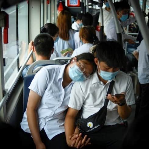 AFP通信さんのインスタグラム写真 - (AFP通信Instagram)「AFP Photo 📷 @wangzhaopix - A couple wearing face mask ride on a bus during rush hour in Beijing on June 24, 2020. China reported 12 new cases of COVID-19 on June 24, including seven cases domestic cases in Beijing.」6月25日 6時25分 - afpphoto