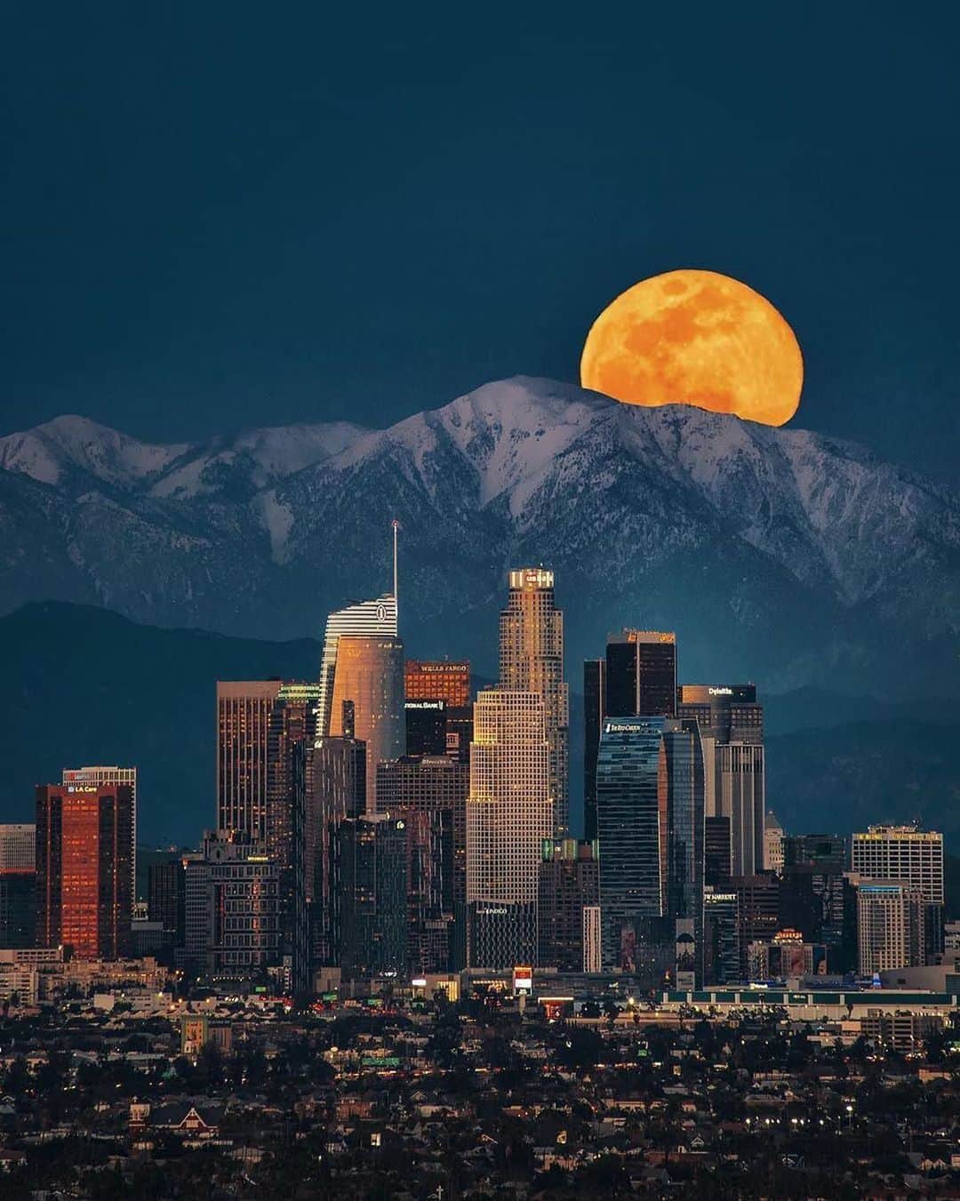 Canon Photographyさんのインスタグラム写真 - (Canon PhotographyInstagram)「The moon behind LA. Perfect combo.  Photography | @itsslickrick  Curated by @steffeneisenacher  #la #losangeles #astrophotography #moon #fullmoon #california」6月25日 6時25分 - cpcollectives