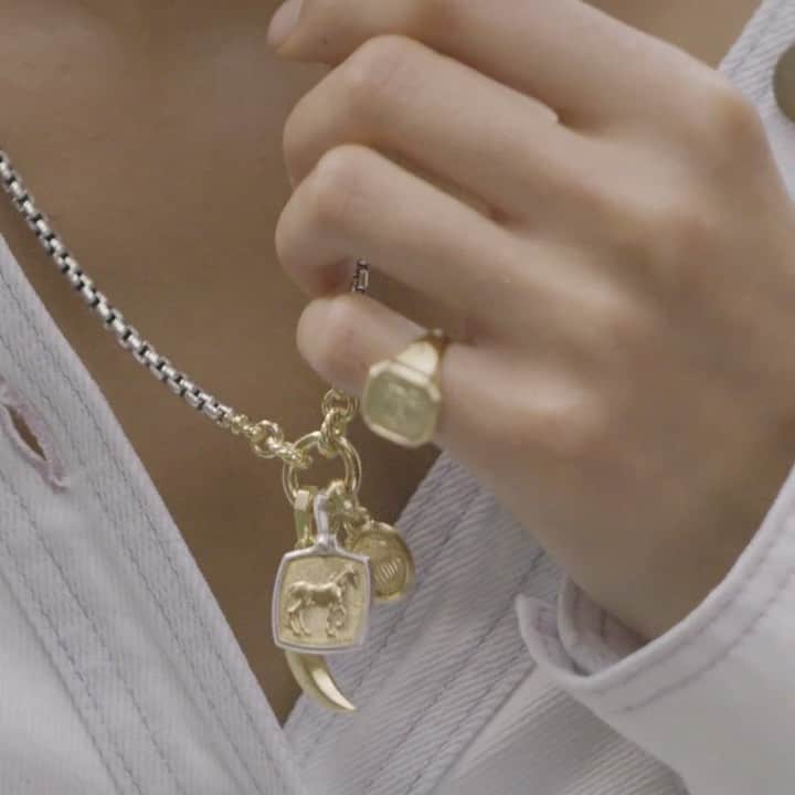 デビッドヤーマンのインスタグラム：「A modern summer in the city. Layer your #DavidYurman Petrvs designs on an iconic box chain with white denim for a look that’s classic yet contemporary.」