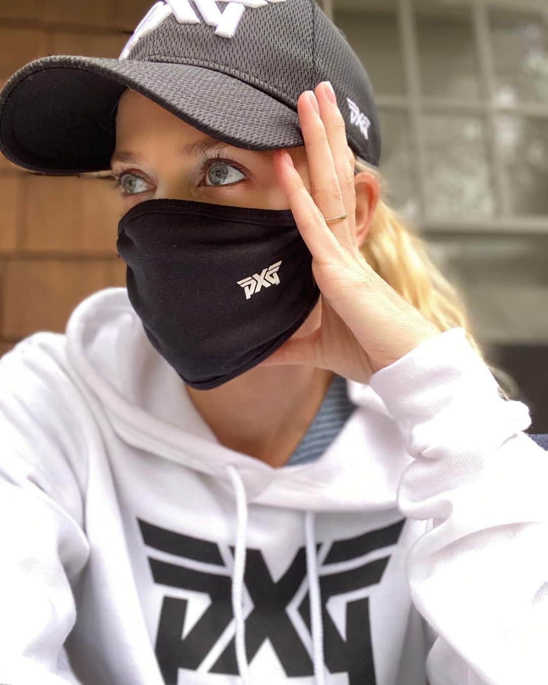 アンナ・ローソンのインスタグラム：「Logomania 🤗😷 @pxg #pxgapparel」
