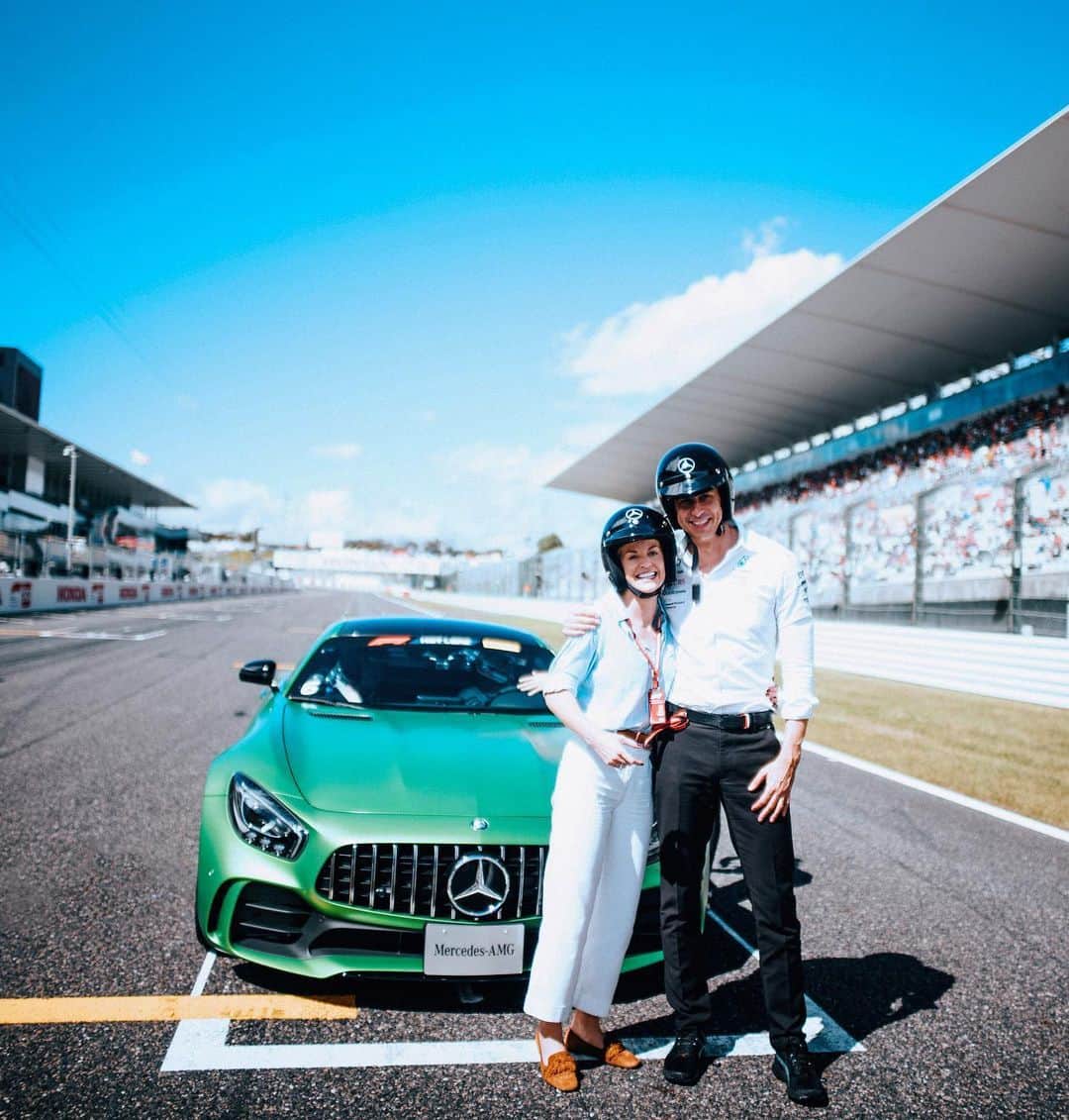 メルセデス・ベンツさんのインスタグラム写真 - (メルセデス・ベンツInstagram)「Susie and Toto Wolff, two well-known faces in the motorsport industry. In our Interview they talk about leadership and family life in the #stayhome era.  Read it here: mb4.me/STWOLFF  #MercedesBenz #Mercedes #Benz #Susiewolff #totowolff」6月25日 6時47分 - mercedesbenz