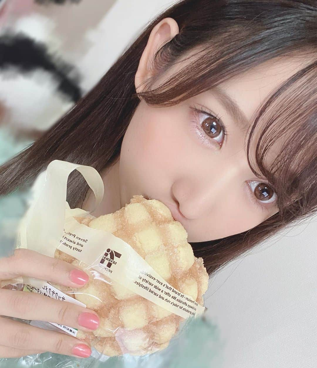 星奈あいさんのインスタグラム写真 - (星奈あいInstagram)「もうパンが好きすぎてパン屋さんで働きたいもの〜ヤダコレ〜ナニコレ〜😢😢💙 #メロンパン#メロンパン#セブンのパン#メロンパン#メロンパン#おいしいぱん#メロンパン#メロンパン#星奈あい」6月25日 6時40分 - hoshina_r18