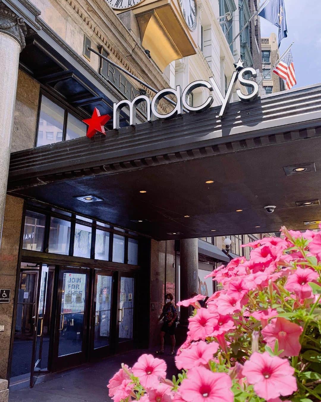 Macy'sさんのインスタグラム写真 - (Macy'sInstagram)「Welcome back! Our Herald Square store has reopened its doors, and we couldn't be happier to welcome back our colleagues and customers. We are taking every precaution to ensure your safety, and many Macy’s locations are offering curbside pickup for contact-free shopping. We hope to see you soon ❤️」6月25日 6時59分 - macys