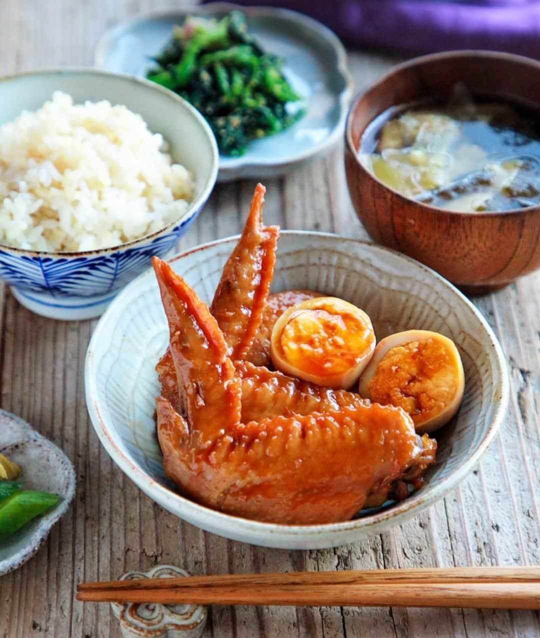 Mizuki【料理ブロガー・簡単レシピ】さんのインスタグラム写真 - (Mizuki【料理ブロガー・簡単レシピ】Instagram)「【お知らせ&レシピ公開】﻿ ーーーーーーーーーーーーーーーーー﻿ TOSHIBAレシピリーフレット(無料)﻿ ーーーーーーーーーーーーーーーーー﻿ ﻿ ﻿ おはようございます(*^^*)﻿ 今日はお知らせをさせて下さい♩﻿ (＊レシピもあります)﻿ ﻿ この度レシピブログさんからのご依頼で﻿ TOSHIBAさんとお仕事をさせて頂き﻿ レシピリーフレット第2弾が完成しました💕﻿ ﻿ このリーフレットは﻿ 前回と同じく蛇腹になっており﻿ 6レシピ掲載させていただきましたよ📝﻿ 全国の家電量販店に設置が始まりましたので﻿ よかったらお持ち帰り下さいね(*^^*)﻿ ※無料です﻿ (とはいえこのような状況ですので﻿ 決してご無理はされませんように💦)﻿ ﻿ ﻿ ※想定設置数は以下の通りとなりますが﻿ 店舗現場の状況にもよりますので﻿ 直接お店にお問い合わせ下さいませ✨﻿ ↓ ↓ ↓﻿ ーーーーーーーーーーーーーーーー﻿ 「北海道・東北」約21箇所 ﻿ 「北関東・首都圏」約270箇所 ﻿ 「北信越」約66箇所 ﻿ 「中部」80箇所 ﻿ 「関西」90箇所 ﻿ 「中四国」約90箇所﻿ 「九州」約150箇所﻿ ーーーーーーーーーーーーーーーー﻿ ﻿ ﻿ ﻿ ﻿ ﻿ さて、本日はそのリーフレットの中から﻿ 【手羽先とたまごのお酢煮】のレシピを﻿ 公開させていただきます(写真4枚目)🥰🍳﻿ ﻿ ↓﻿ ﻿ 手羽先とたまごを煮るだけの﻿ 超簡単お手軽レシピ♩﻿ お酢を加えることでコクが増し﻿ 手羽先は柔らかく仕上がりますよ〜💓﻿ ﻿ ﻿ ーーーーーーーーーーーーーーーーー﻿ 【🍳手羽先とたまごのお酢煮🍳】﻿ 調理時間16分（ゆで卵を作る時間は除く）﻿ ﻿ (2人分)﻿ 手羽先…６本﻿ ゆで卵…２個﻿ ●水…１００ml﻿ ●酒・醤油…各５０ml﻿ ●砂糖・酢…各大２﻿ ﻿ ・  1． 手羽先の骨に沿って包丁で１本切込みを入れておく。﻿ 2． 鍋に●を入れて中火にかけ、煮立ったら手羽先とゆで卵を加える。落し蓋をのせ、たまに混ぜながら１３～１５分煮る。﻿ ﻿ ﻿ ・ ・ 《ポイント》﻿ ♦︎手羽先に切込みを入れておくことで中まで味が染み、食べやすくもなります。﻿ ♦︎落し蓋はアルミホイルでOK。﻿ ーーーーーーーーーーーーーーーーー﻿ ﻿ ﻿ ﻿ ﻿ この他の掲載レシピは↓﻿ ■味噌生姜焼き﻿ ■たらの中華香味だれ﻿ ■照り焼き鶏つくね﻿ ■コンソメチーズ唐揚げ﻿ ■タコライス﻿ というラインナップになっております♩﻿ ﻿ リーフレットの設置は﻿ 既に始まっておりますので﻿ 機会がございましたらお持ち帰り下さいね😊﻿ ﻿ そして、少し先にはなりますが﻿ またこの中から後1〜2レシピ﻿ こちらでもご紹介させて頂きます✨﻿ ﻿ それでは、﻿ どうぞよろしくお願い致します(*^^*)﻿ ﻿ ﻿ ﻿ ﻿ ﻿ ﻿ @foodietable.jp﻿ #TOSHIBA#レシピブログ#レシピリーフレット#リーフレット#Mizuki#簡単レシピ#時短レシピ#節約レシピ#料理#レシピ#フーディーテーブル#マカロニメイト#おうちごはん#デリスタグラマー#料理好きな人と繋がりたい#おうちごはんlover#foodpic#follow#cooking#recipe#lin_stagrammer」6月25日 7時03分 - mizuki_31cafe