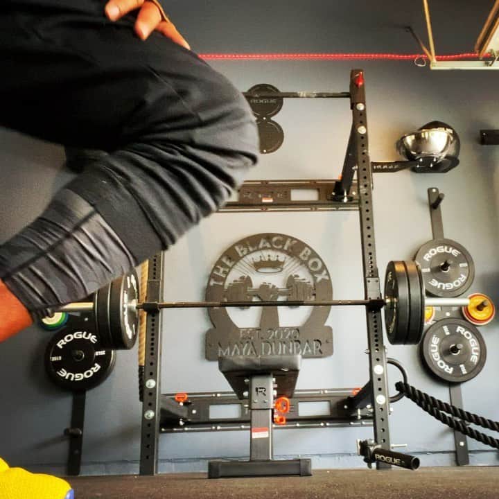 ロックモンド・ダンバーのインスタグラム：「I have failed more times than I can remember... I keep pushing my limits everyday... trying to get that 250lbs one rep max... getting close... Got 245lbs once...Note to self... #1. One rep max means... ONE REP!!!🤦🏾‍♂️ don’t get cocky. #2. Don’t put collars on heavy weight.. Just in case you need to dump and go...smh... #3. Try again another day. #garagegymfail #dontgiveup」