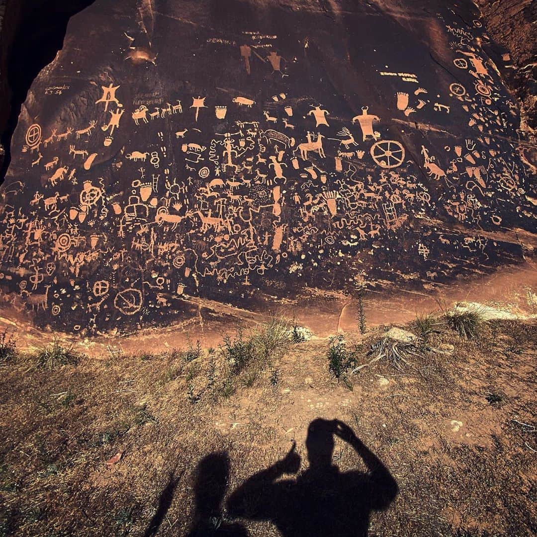 デレック・テラーさんのインスタグラム写真 - (デレック・テラーInstagram)「This is Newspaper Rock! One of the stops on our Utah adventure. There are Native American petroglyphs from 2,000 years ago from the Anasazi, Fremont, and Ute tribes! What do you think they were saying?!」6月25日 7時14分 - derektheler