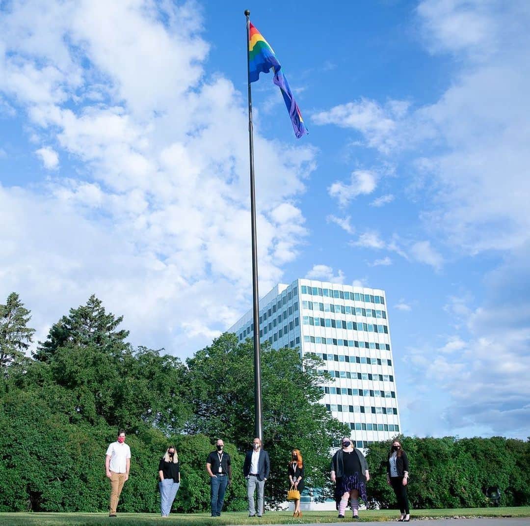3M（スリーエム）さんのインスタグラム写真 - (3M（スリーエム）Instagram)「For the first time ever, the Pride flag is flying at our global HQ, showing support for the LGBTQI+ community. See how #Pride is taking on new meaning for us and the steps we are taking toward greater inclusion, advocacy and representation. Link in bio. #LifeWith3M #PrideMonth」6月25日 7時14分 - 3m