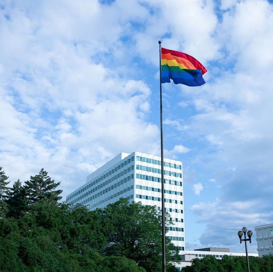 3M（スリーエム）さんのインスタグラム写真 - (3M（スリーエム）Instagram)「For the first time ever, the Pride flag is flying at our global HQ, showing support for the LGBTQI+ community. See how #Pride is taking on new meaning for us and the steps we are taking toward greater inclusion, advocacy and representation. Link in bio. #LifeWith3M #PrideMonth」6月25日 7時14分 - 3m