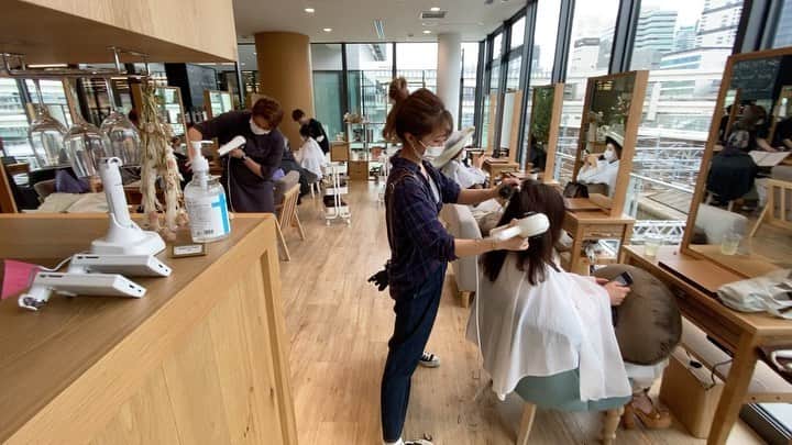 前原穂高のインスタグラム：「Violet横浜店の内装パート2🙌 トイレにはとくにこだわりました😍 入る度テンション上がる〜✨️ ㅤㅤㅤ #出店準備が毎回大変 #美容室Violet #美容師 #表参道  #栄 #横浜 #美容室 #表参道美容室 #横浜美容室 #栄美容室 #ヘア #人気ヘアスタイル #ヘアスタイル #ヘアアレンジ #ヘアカラー #ヘアメイク #ヘアカタログ #hair #hairstyle #髪型 #あざと毛 #ほだかっと #ほだからー #前原穂高 @violet_hairsalon ㅤㅤㅤ ☆前原穂高店舗出勤スケジュール☆ 表参道店勤務→🗼 横浜店勤務→⚓️ 名古屋店勤務→☕️ 6月25日(木)⚓️ 6月26日(金)🗼 6月27日(土)🗼 6月28日(日)🗼 7月01日(水)🗼 7月02日(木)🗼 7月03日(金)🗼 7月04日(土)🗼 7月05日(日)🗼 7月08日(水)🗼 7月09日(木)⚓️ 7月10日(金)☕️ 7月11日(土)☕️ 7月12日(日)☕️ 7月15日(水)🗼 7月16日(木)🗼 7月17日(金)🗼 7月18日(土)🗼 7月19日(日)🗼 7月22日(水)🗼 7月23日(木)⚓️ 7月24日(金)🗼 7月25日(土)🗼 7月26日(日)🗼 7月29日(水)🗼 7月30日(木)🗼 7月31日(金)🗼」