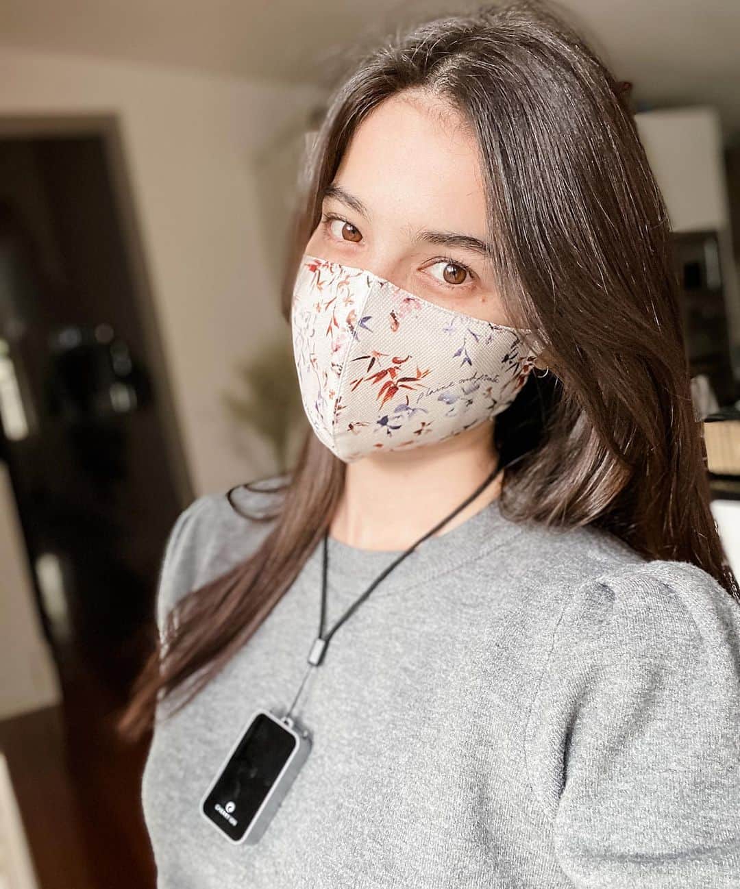 アン・カーティスのインスタグラム：「Have to make some quick errands today. Wearing my @cherrymobileph Ion Personal Air Purifier and @plainsandprints reusable mask (It has a pouch where you can put a filter in) 🥰 Best to have that extra protection when stepping out of the house. Thank you for sending over. 💖」