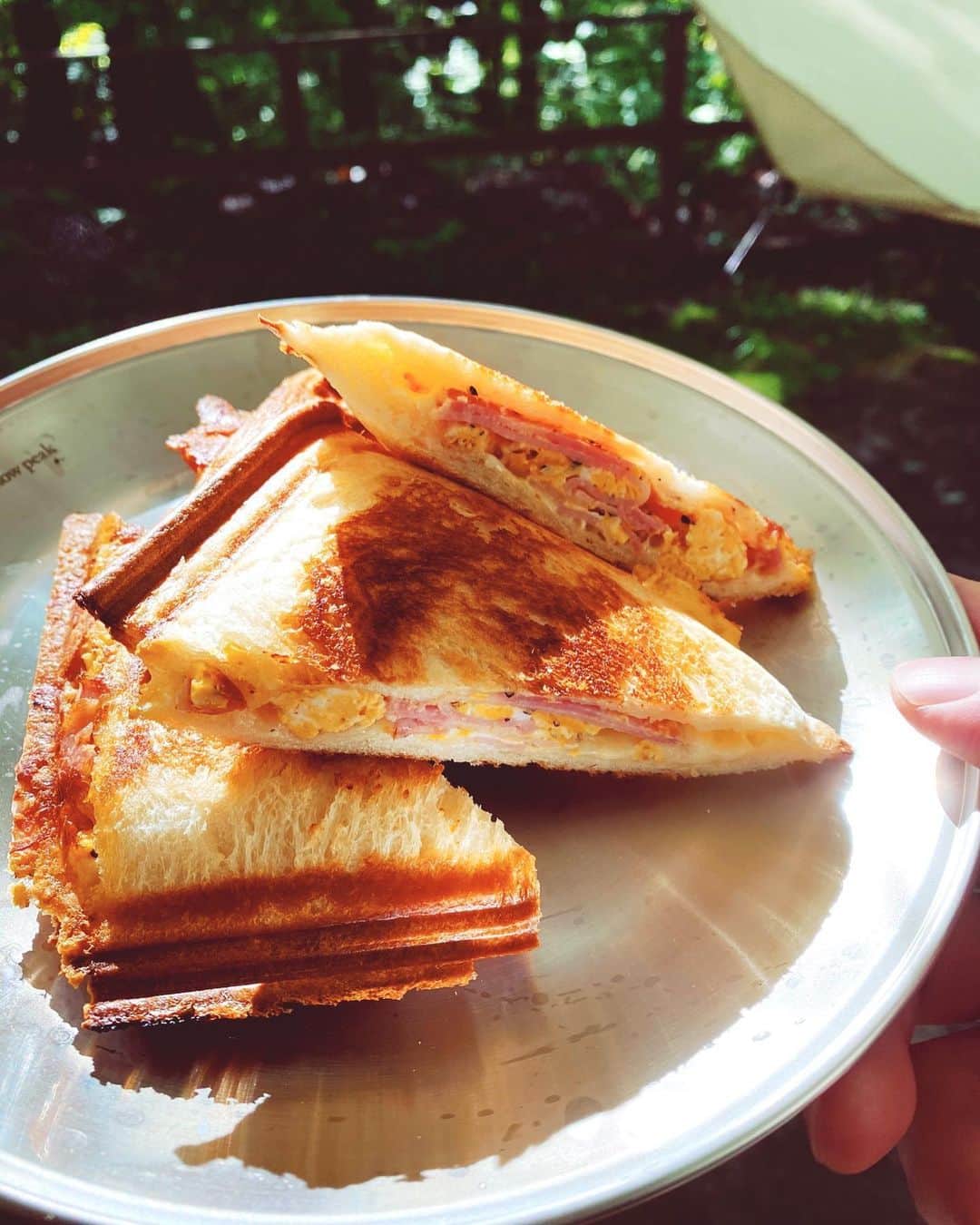 大出千尋のインスタグラム：「. 朝食はベーコンエッグのホットサンドを作りました🥪🍳」