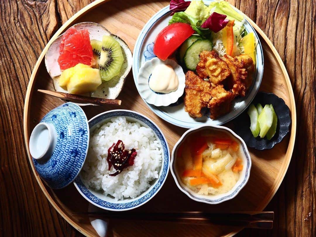 のインスタグラム：「. 高野豆腐の高タンパク唐揚げ ・  ソイミートを買ってたまに唐揚げにしてたんだけど、すぐに手に入れられないし、高野豆腐唐揚げにいきつきました。 下味をしっかりさせて、カラッと2度揚げすると、なかなか唐揚げに近いです。 どんだけ食べでももたれない、罪悪感ゼロ唐揚げ😂 それに高野豆腐は木綿豆腐のタンパク量が7倍！高タンパクダイエットフード！ . . 作り方は超カンタン。 高野豆腐二枚で、 おろしニンニク・おろし生姜は大1/2 酒・醤油は大1 砂糖・中華だし小1/2にしてます。 ・ 高野豆腐をこれでもかって絞って上の調味料で下味を吸収させるのがコツです。 私は片栗粉と卵を混ぜたものであげてふわっとさせた方が、高野豆腐をごまかせて好きです。 . . . . . . . ⚫︎高野豆腐の唐揚げ風 ⚫︎セロリのぬか漬け ⚫︎薄揚げと玉ねぎと人参のお味噌汁 ⚫︎フルーツ . . . .  #おうちごはん#おうちカフェ#ワンプレート朝ごはん#カラフルワンプレート#朝ご飯#朝ごはん#和んプレート#ワンプレートごはん#器#あさごはん#먹스타그램#음스타그램#おぼんdeごはん #breakfast#foodporn#IGersJP#onthetable#japanesebreakfast#washoku#古伊万里 #吉田崇昭  #唐揚げ#高野豆腐の唐揚げ」