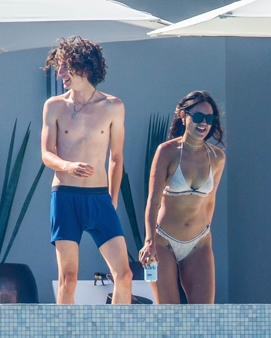 Just Jaredさんのインスタグラム写真 - (Just JaredInstagram)「@tchalamet and @eizagonzalez pack on the PDA and kiss on a Mexican getaway. Tap this picture in the LINK IN BIO to see all the photos! #TimotheeChalamet #EizaGonzalez Photos: Backgrid」6月25日 7時37分 - justjared