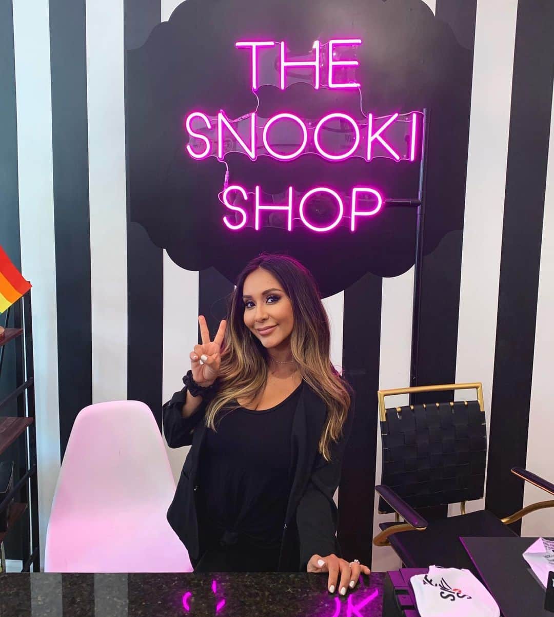 ニコール・ ポリッツィのインスタグラム：「Snooki Shop show anyone? 💋🖤 #hotmesses」